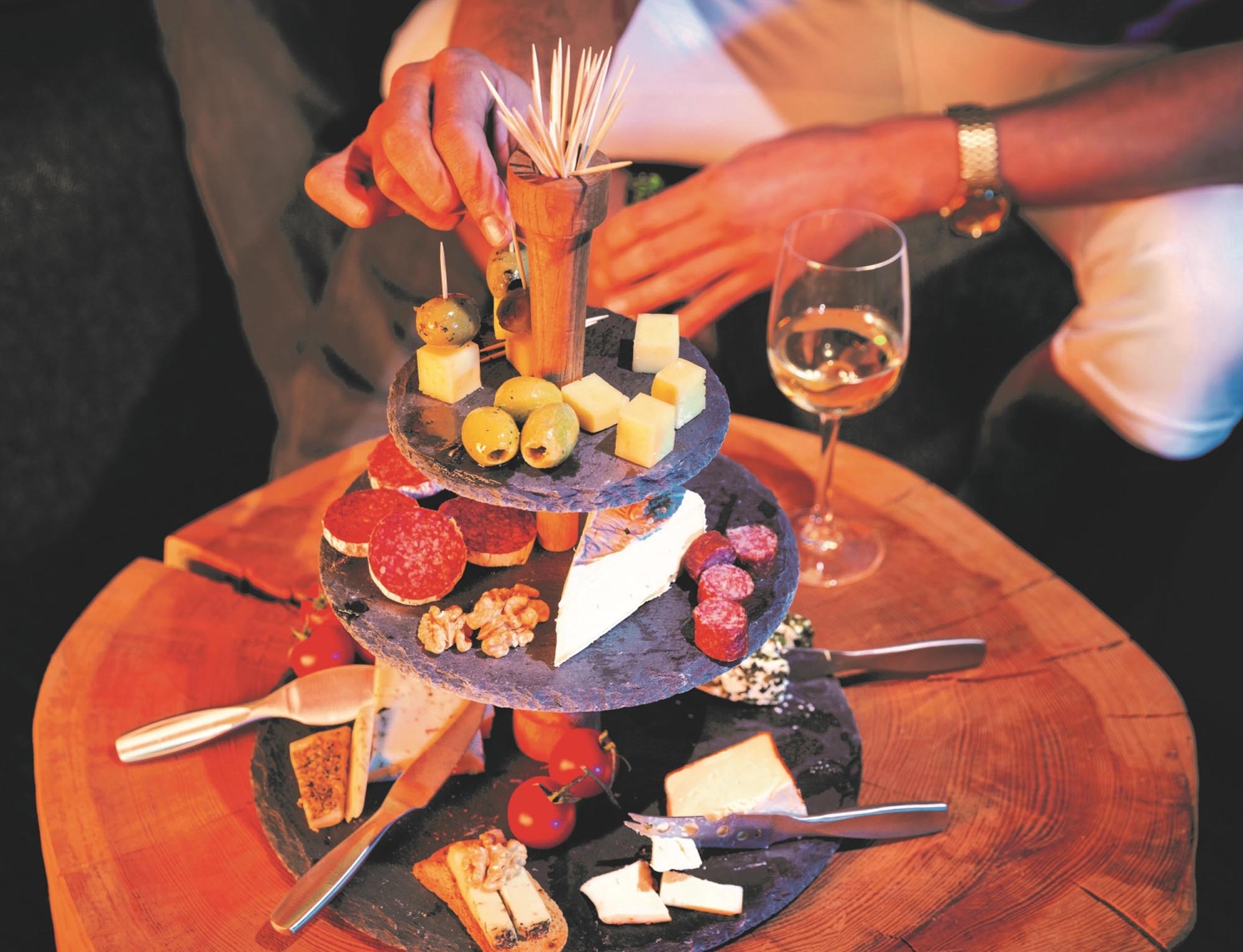 Stilvoller Party Tower aus Edelstahl und Schiefer Eiche. Perfekt für die Präsentation von Torten und Snacks bei jedem festlichen Anlass.