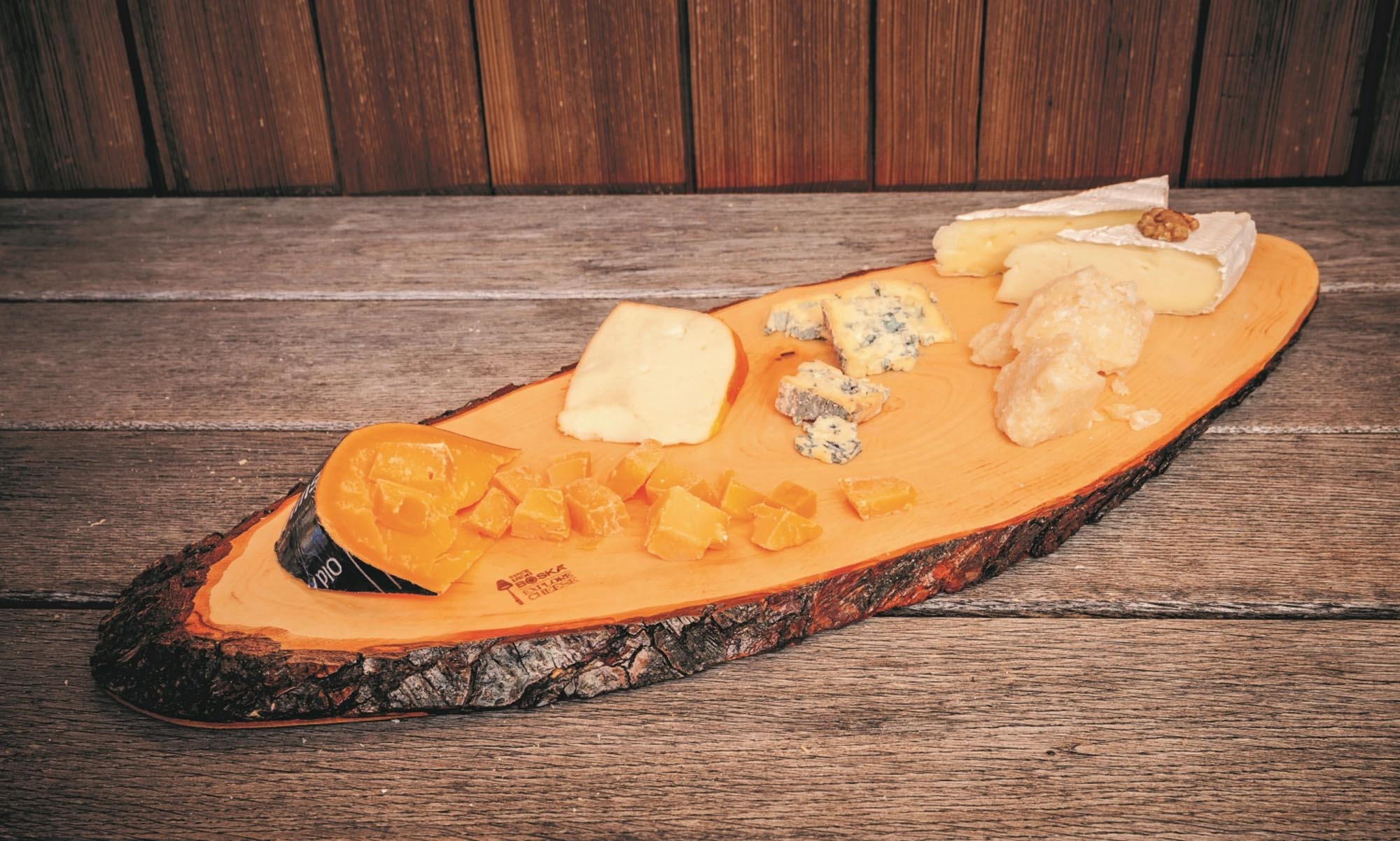 Rustikales Eschenholzbrett von Boska, ideal für stilvolles Servieren.