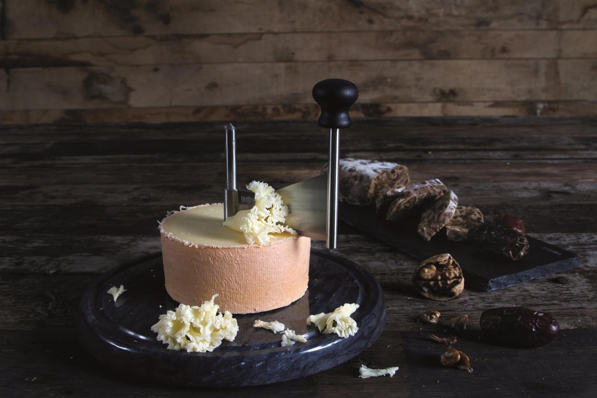 Hochwertiger Käseschaber aus Marmor und Edelstahl von Boska – perfekt für Käseliebhaber, um Käse stilvoll zu schneiden und zu präsentieren.