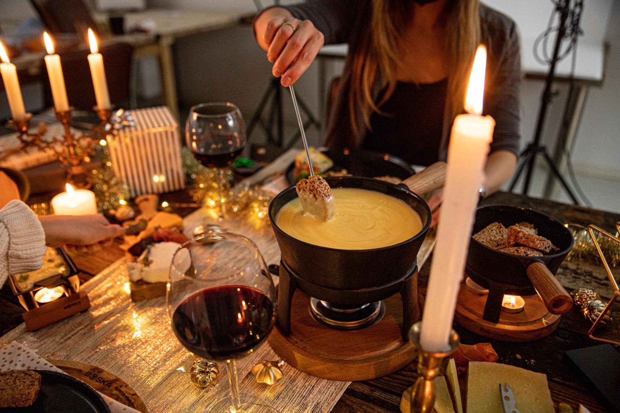 Entdecken Sie das Fondueset Pro S von Boska: Robustes Gusseisen und stilvolles Eichenholz für unvergessliche Fondue-Abende.