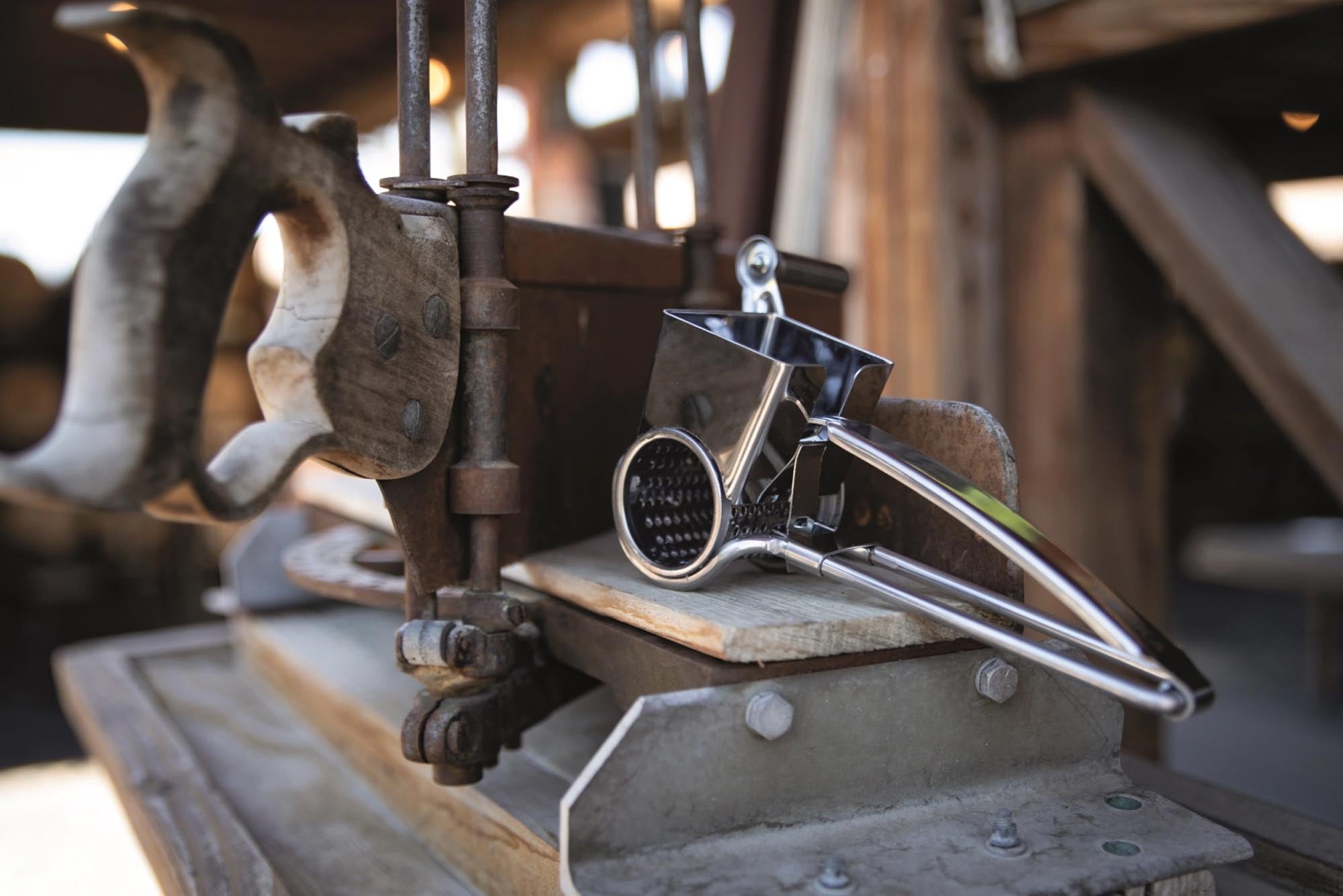 Entdecken Sie die Käsereibemühle Explore von Boska: Kompakte Edelstahl-Mühle für müheloses Reiben von Käse, perfekt für Ihre Küche!