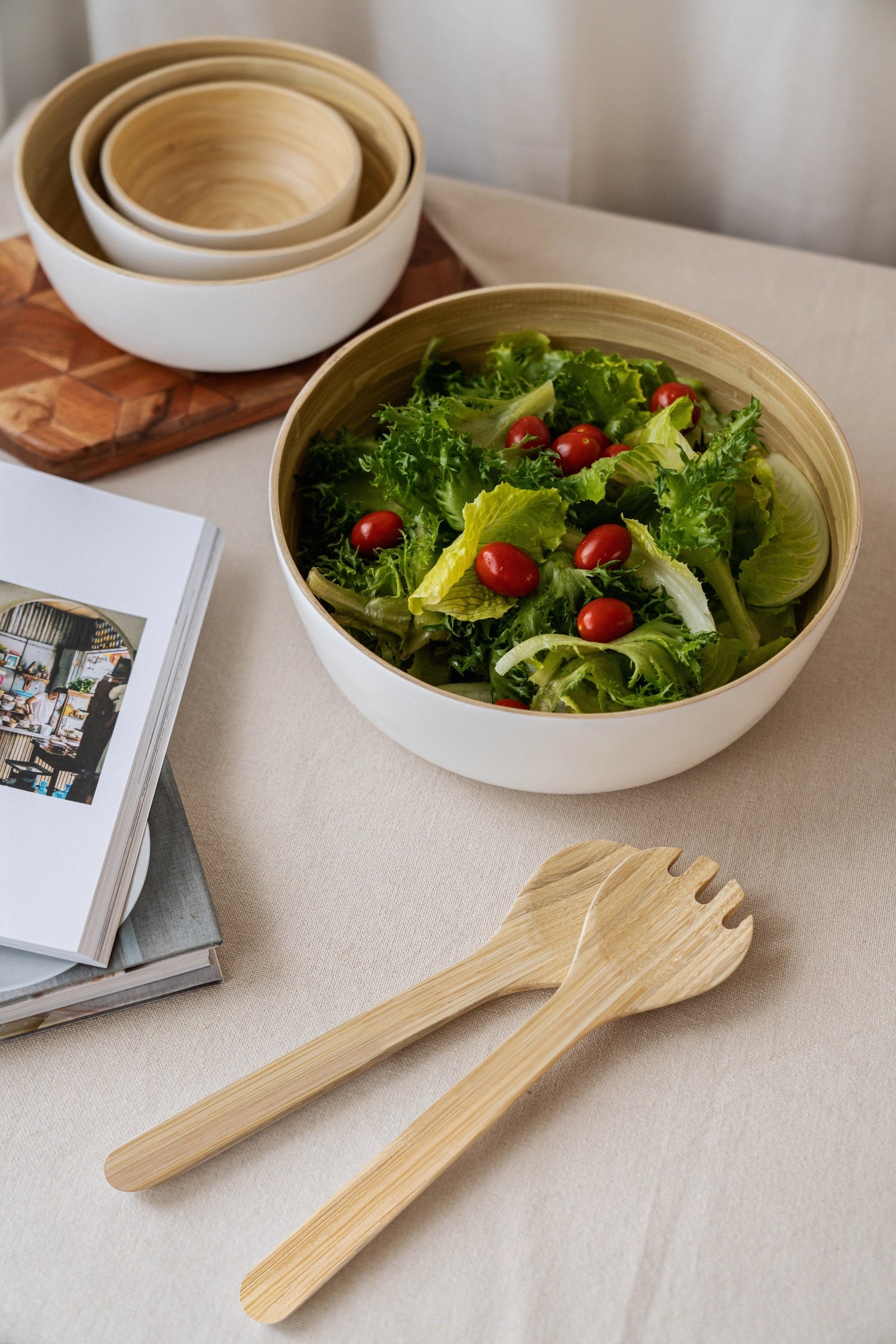 Entdecken Sie das nachhaltige Bambus Salatbesteck 28cm von Nuts Innovations – robust, hygienisch und perfekt für stilvolle Salatpräsentationen!