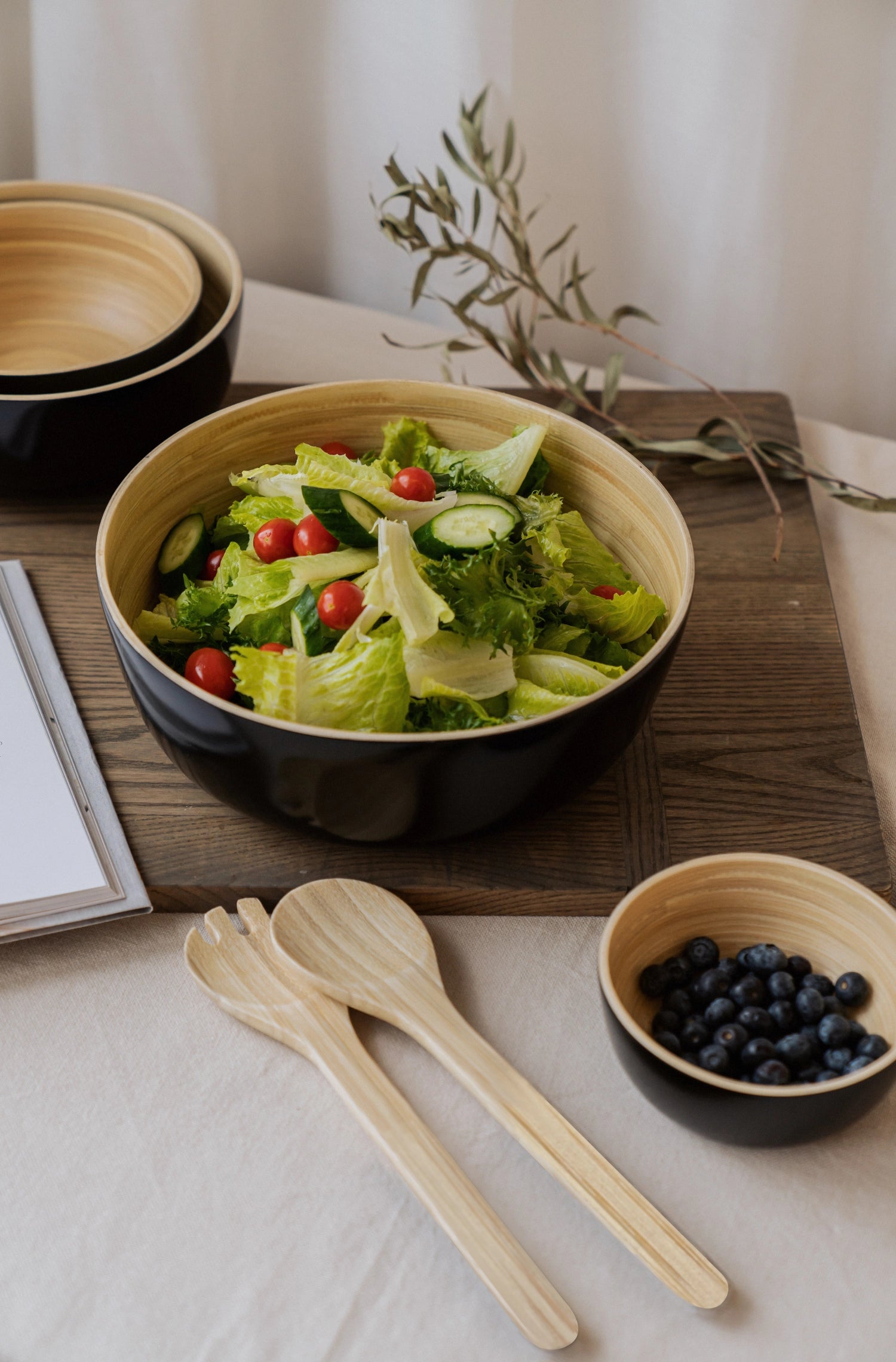 Erleben Sie das elegante Bambus Salatbesteck 28cm von Nuts Innovations – umweltfreundlich, langlebig und ideal für Ihre Salatkreationen!