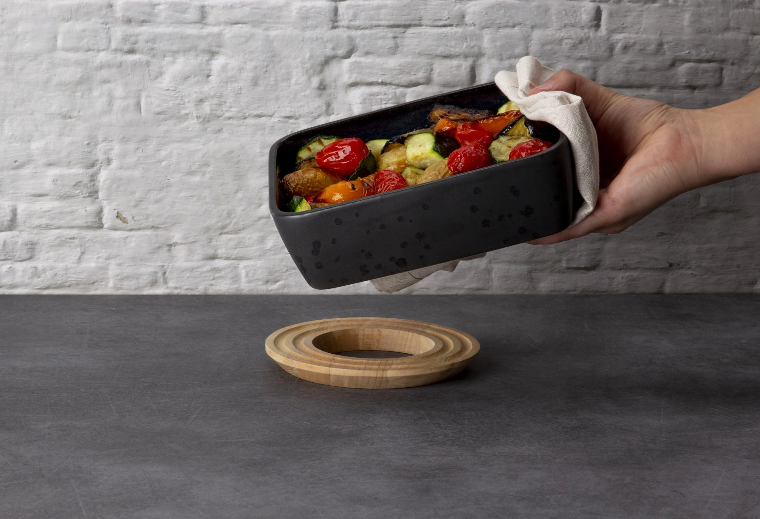 Schützen Sie Ihre Oberflächen stilvoll mit dem runden Gummibaum Untersetzer von Continenta. Ø 21 cm, ideal für heiße Küchenutensilien.