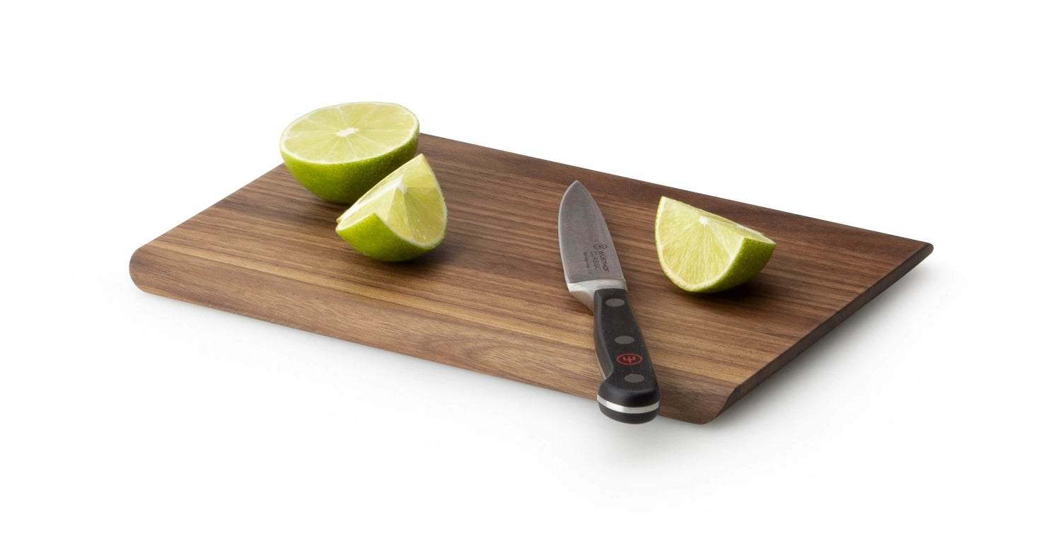 Elegantes Walnuss Schneidebrett von Continenta, 24x16x1.2cm. Ideal zum Schneiden und Servieren, vereint Funktionalität mit edlem Design.