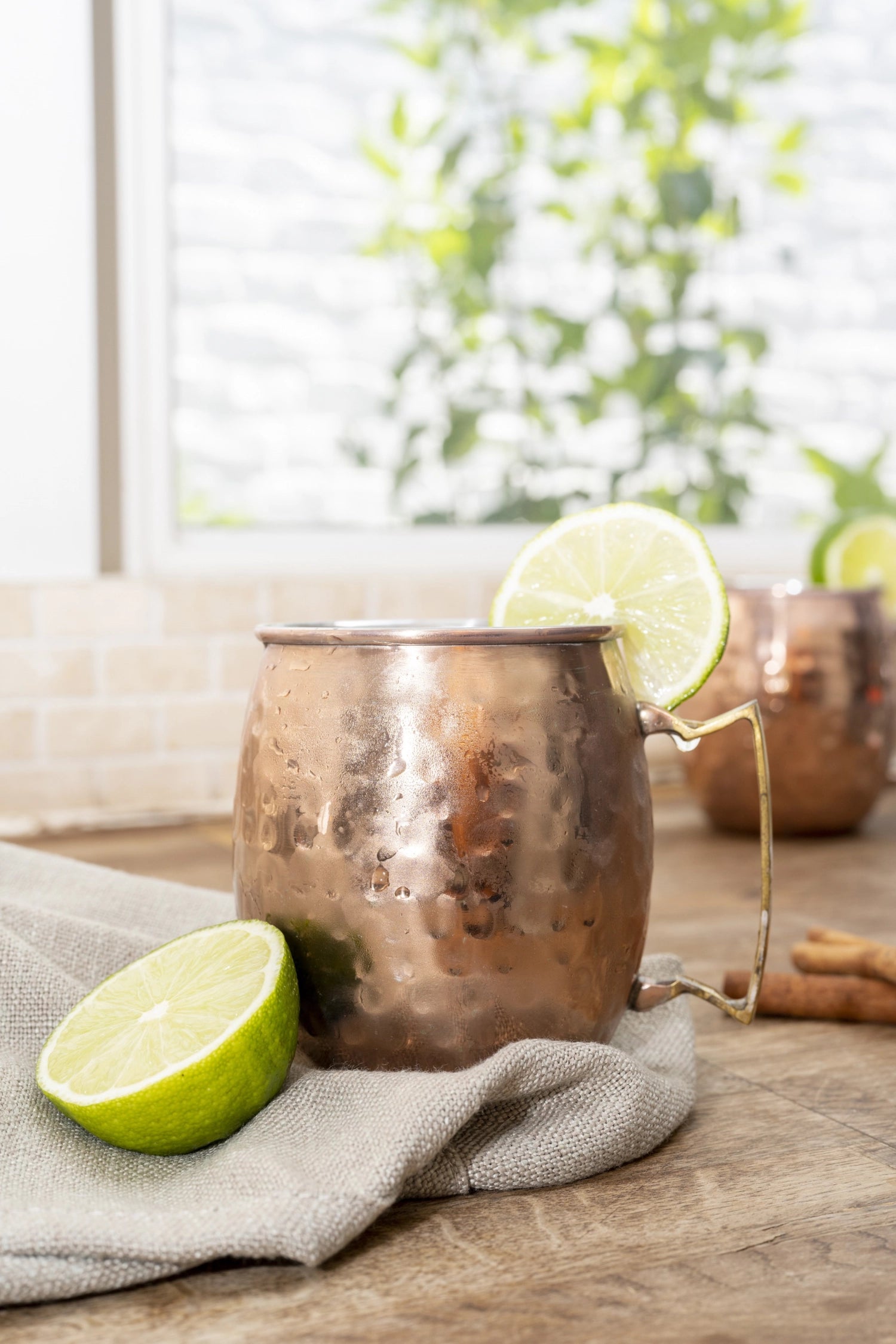 Entdecken Sie den eleganten Becher Moscow Mule von Cosy & Trendy: Hochwertiges Glas, einzigartiges Hammermuster, 8,5 x 10 cm, 45 cl – perfekt für Cocktails!