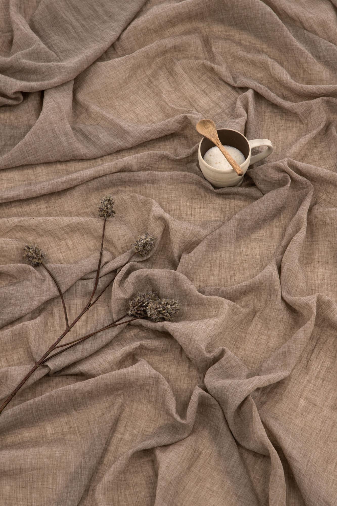 Elena Vorhang 2er Pack: Elegante Baumwoll-Polyester-Mischung für einladende Lichtspiele und harmonische Wohnatmosphäre.