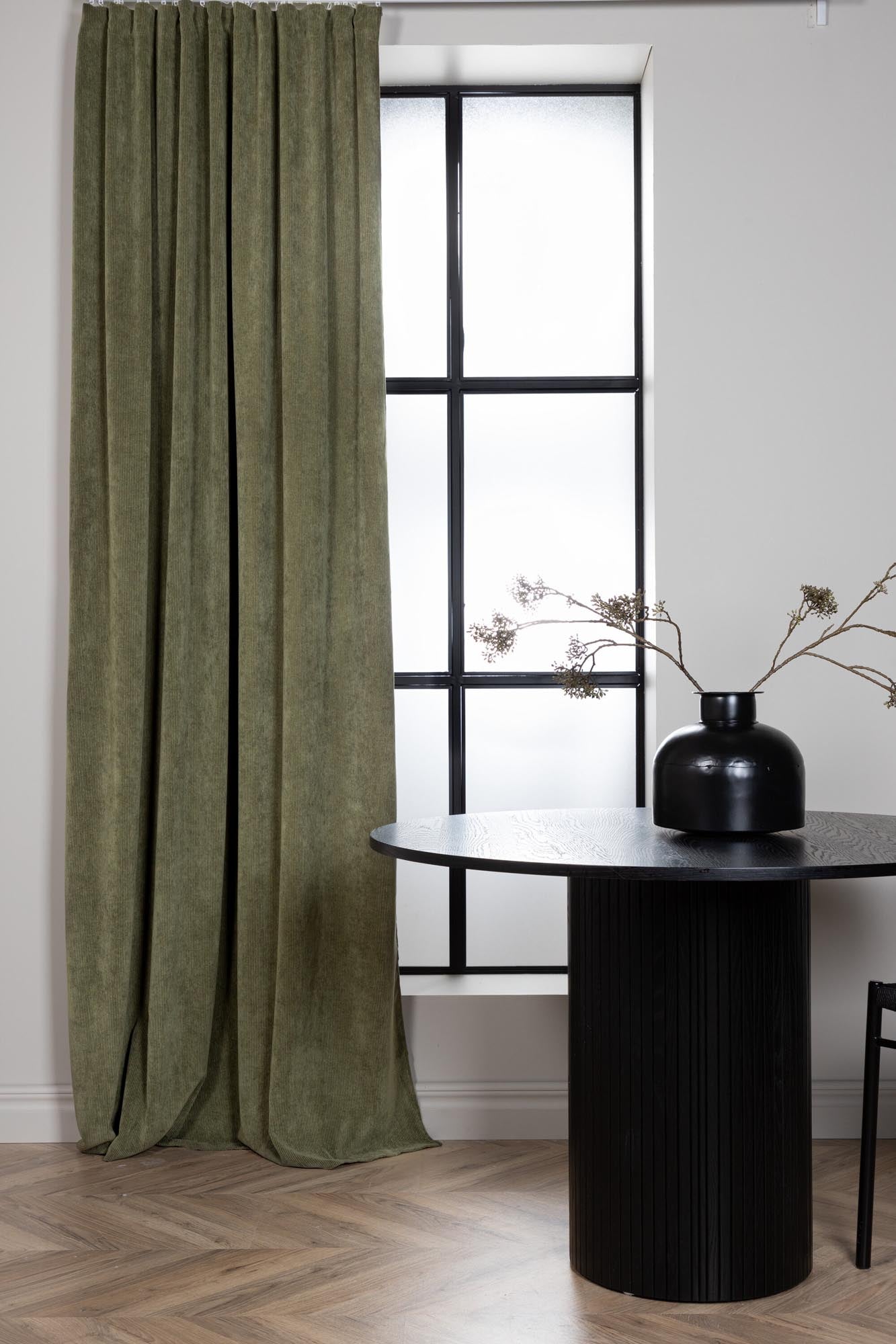 Entdecken Sie die stilvollen Elma Vorhänge im 2er Pack von Venture Home – pflegeleicht, robust und ideal für jedes Zuhause.