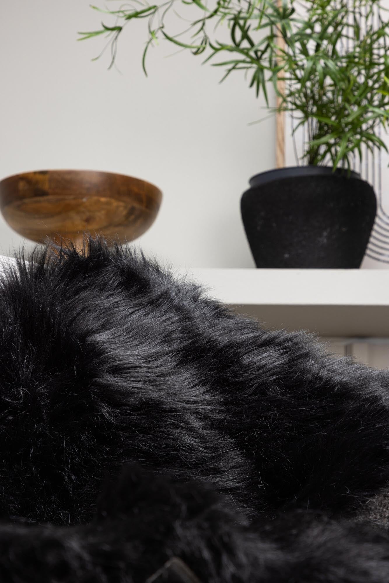 Entdecken Sie die Katy Decke von Venture Home – eine elegante, beige Acryl-Decke, die Wärme und Stil in Ihr Zuhause bringt.