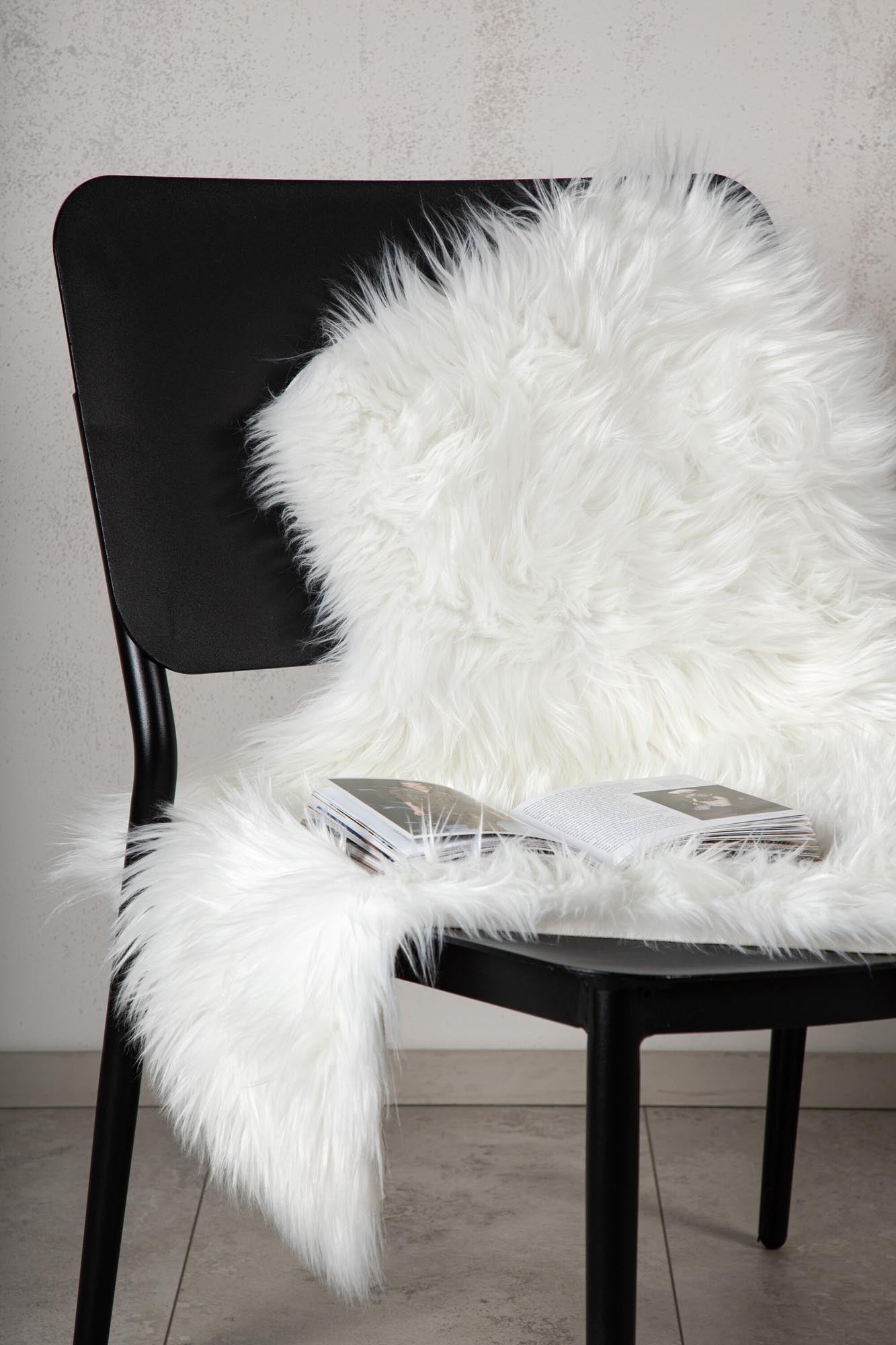 Katy Schaffell: Luxuriöses braunes Kunstfell für stilvolle Interieurs.