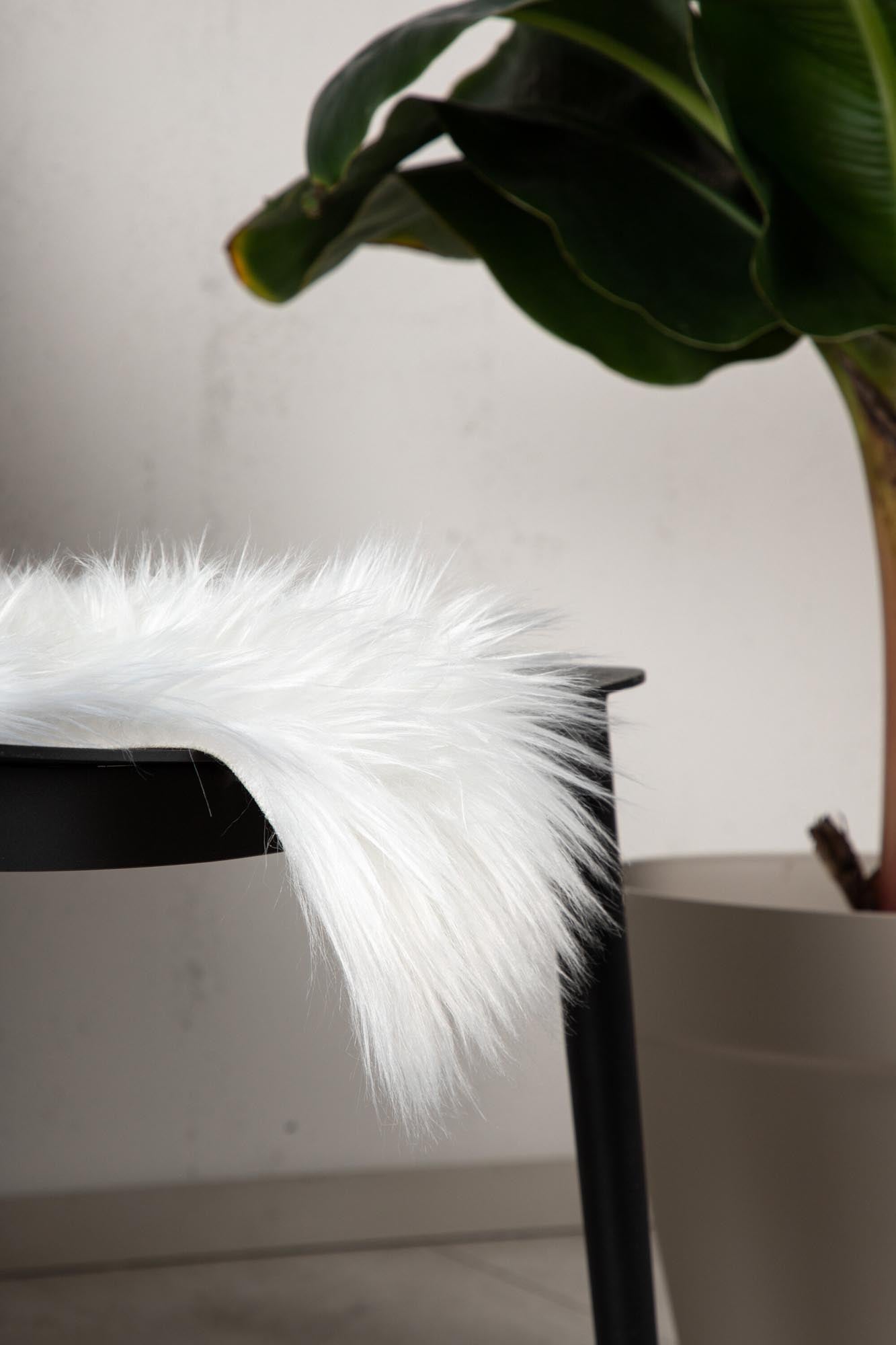 Katy Schaffell von Venture Home: Flauschiges Kunstfell in warmem Braun, ideal für gemütliche Akzente in jedem Raum.