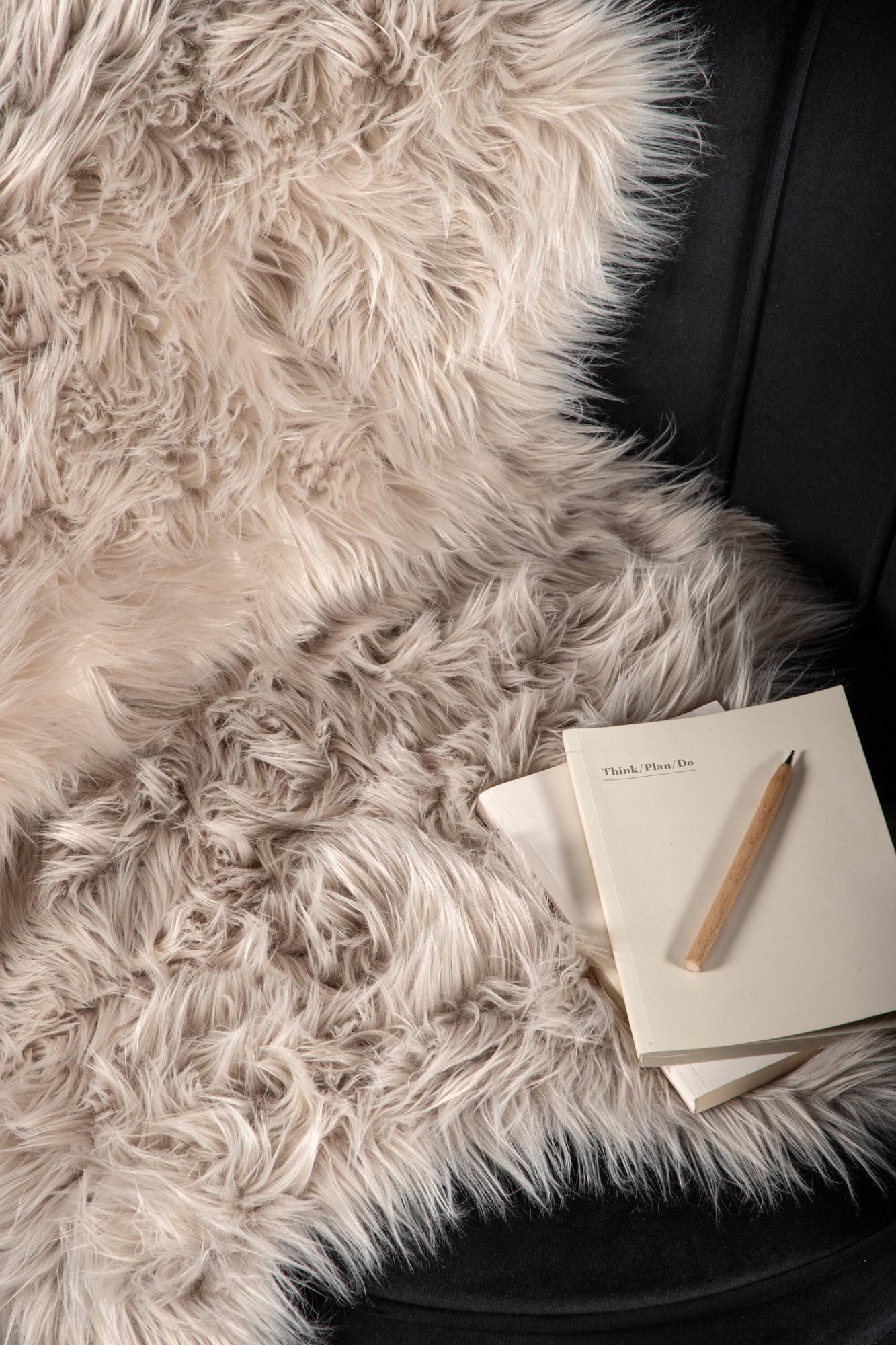 Katy Schaffell: Luxuriöses Kunstfell für stilvolle Inneneinrichtung.