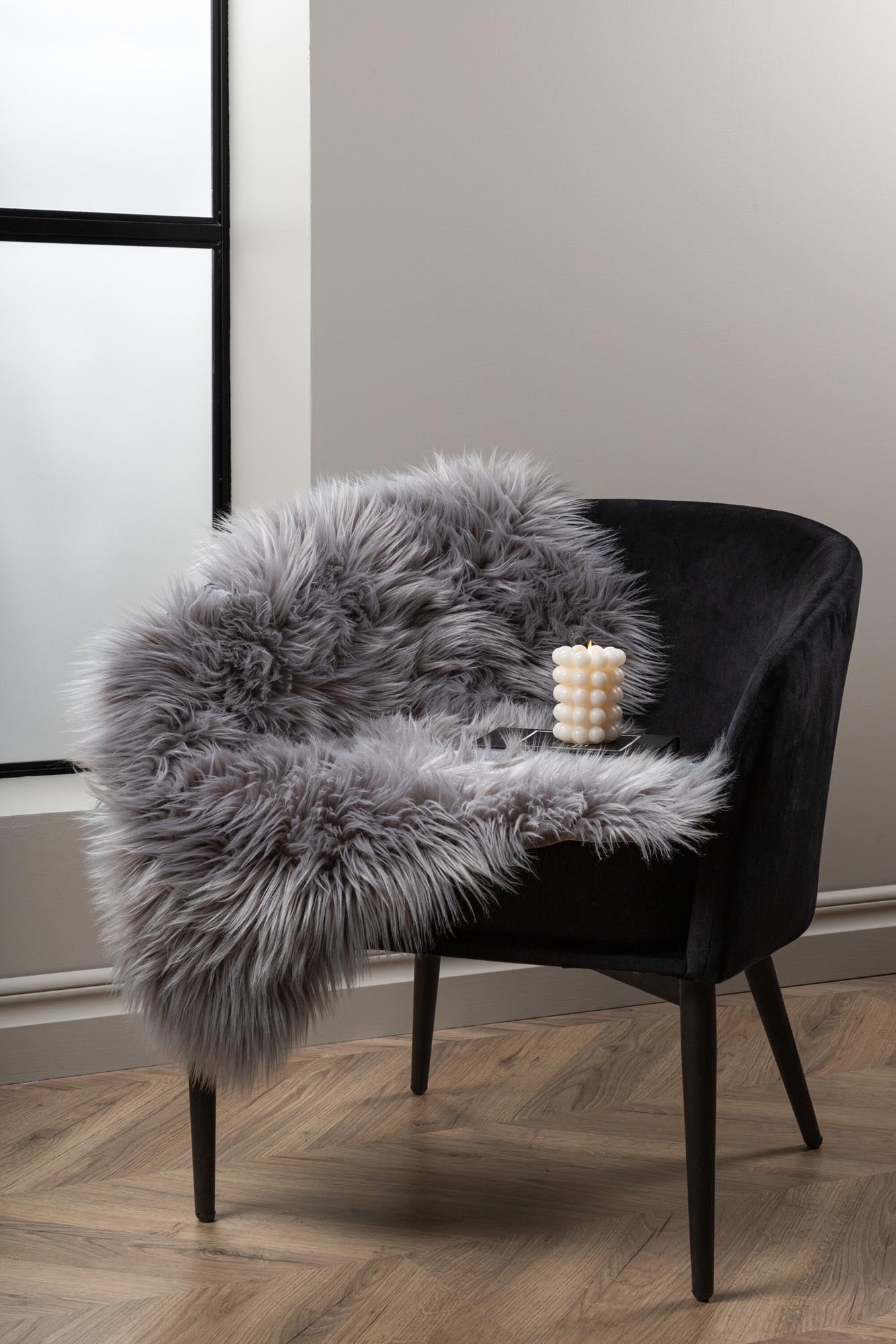 Elegantes braunes Kunstfell von Venture Home für behagliche Räume.