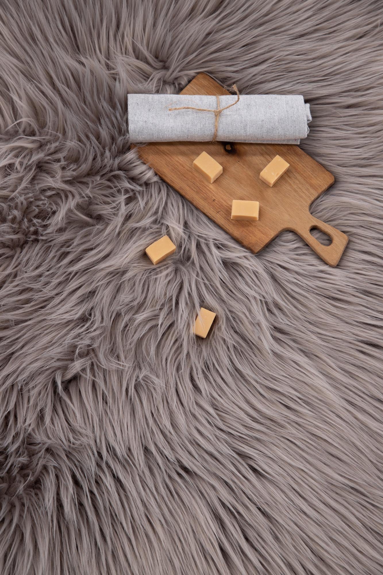 Katy Schaffell von Venture Home: Vielseitiges Kunstfell in erdigem Braun, perfekt für Wärme und Stil in Ihrem Zuhause.