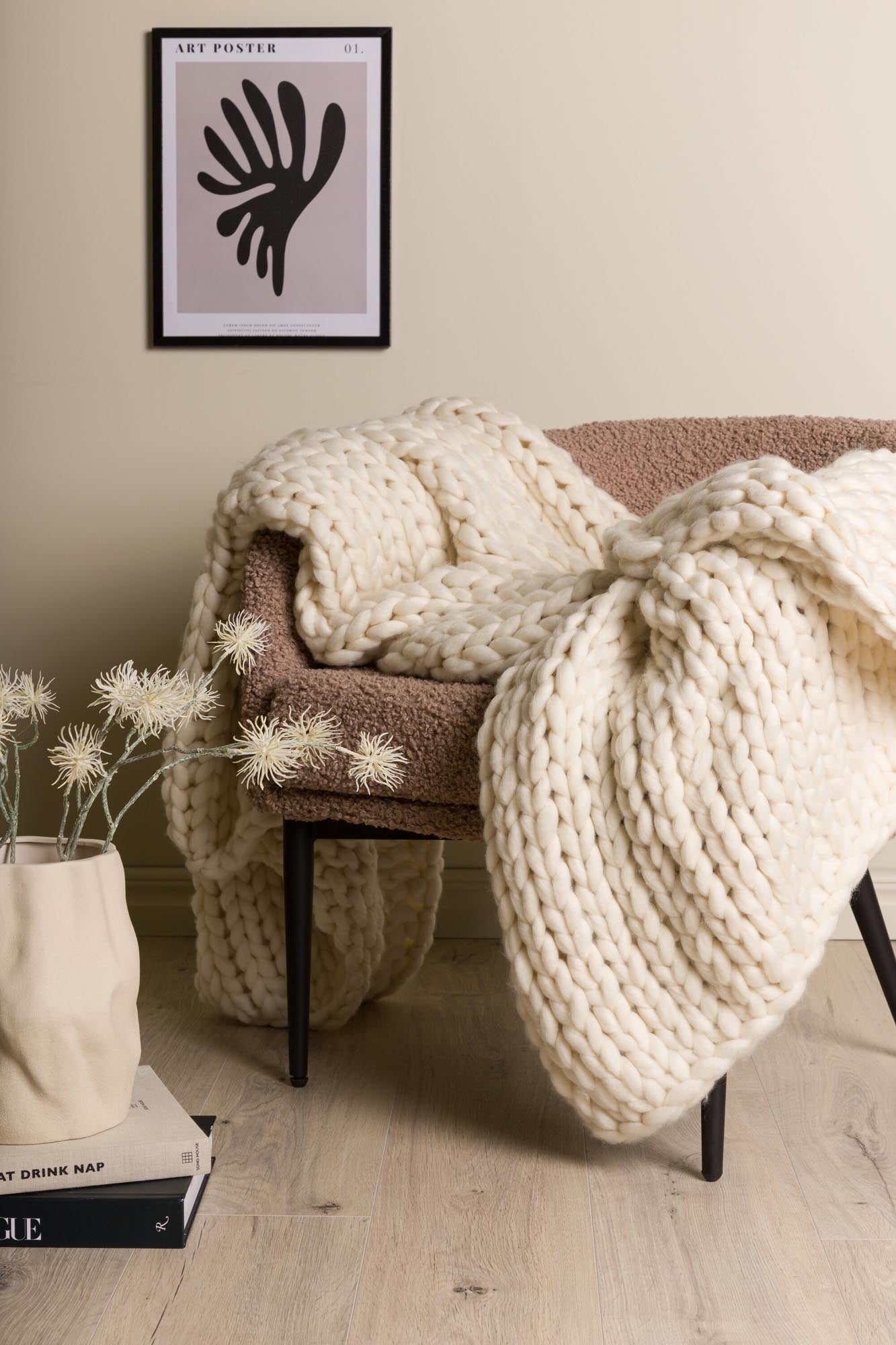 Die Kate Throw von Venture Home ist eine luxuriöse, weiche Wolldecke in sanftem Beige, perfekt für gemütliche Abende und stilvolle Akzente in Ihrem Wohnraum.