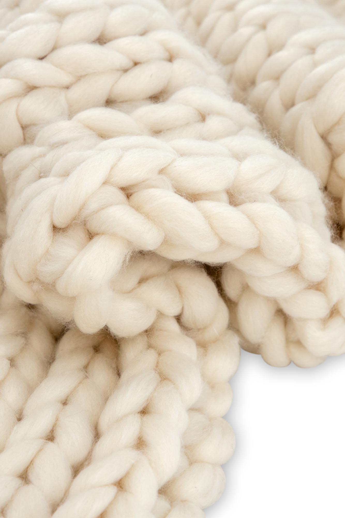 Die Kate Throw von Venture Home ist eine elegante Wolldecke in Beige, ideal für kuschelige Momente und stilvolle Wohnakzente.