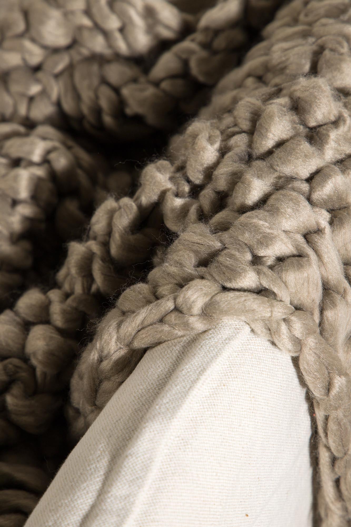 Stilvolle Kate Throw von Venture Home in elegantem Beige. Perfekt für kuschelige Abende und entspannte Momente auf der Couch.