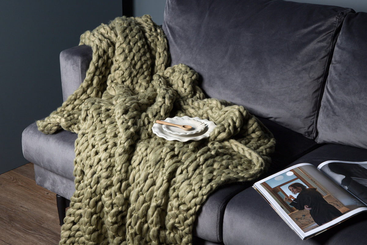 Kate Throw in Moosgrün präsentiert im Onlineshop von KAQTU Design AG. Wolldecke ist von Venture Home