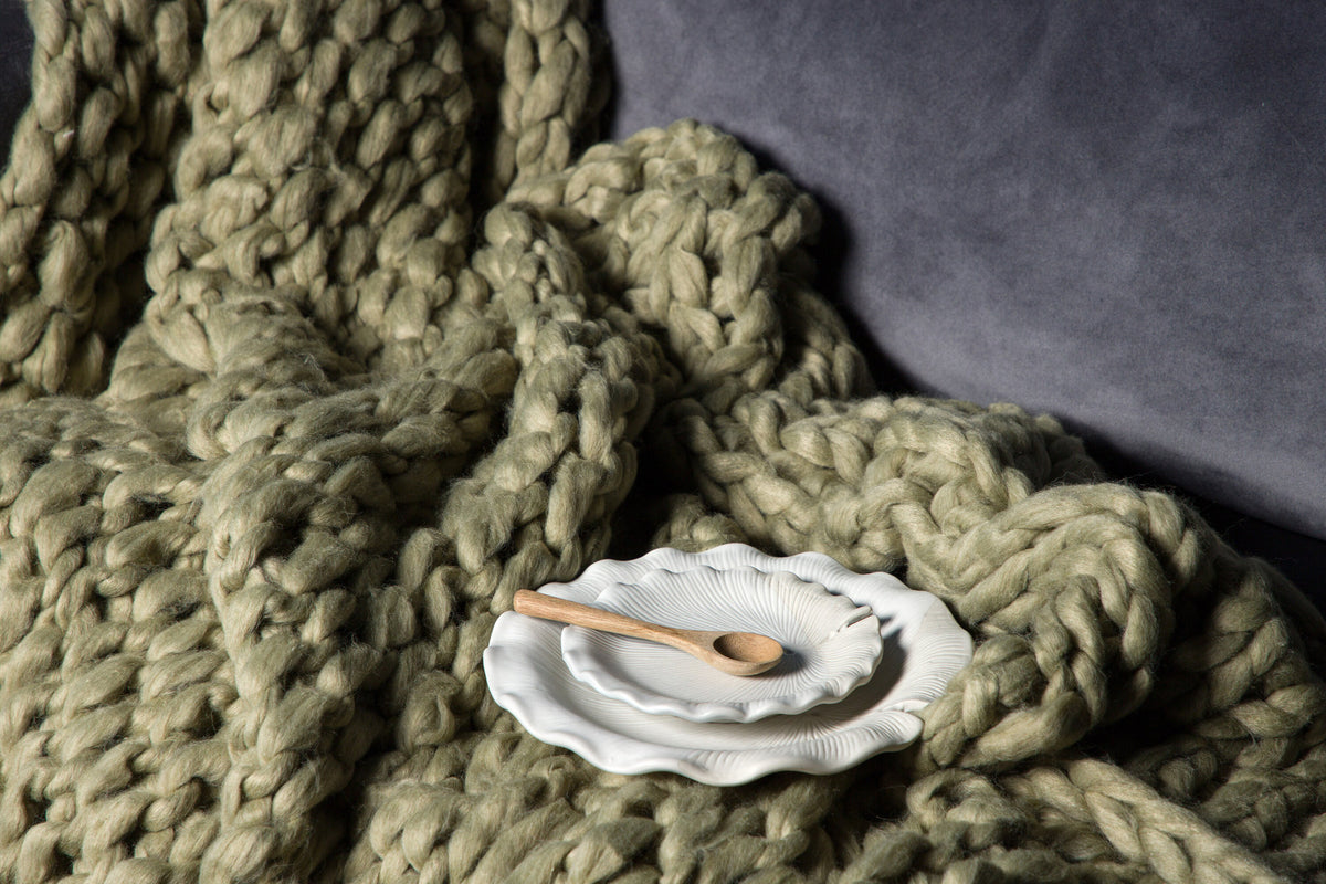 Kate Throw in Moosgrün präsentiert im Onlineshop von KAQTU Design AG. Wolldecke ist von Venture Home