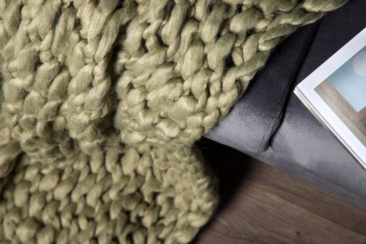 Kate Throw in Moosgrün präsentiert im Onlineshop von KAQTU Design AG. Wolldecke ist von Venture Home