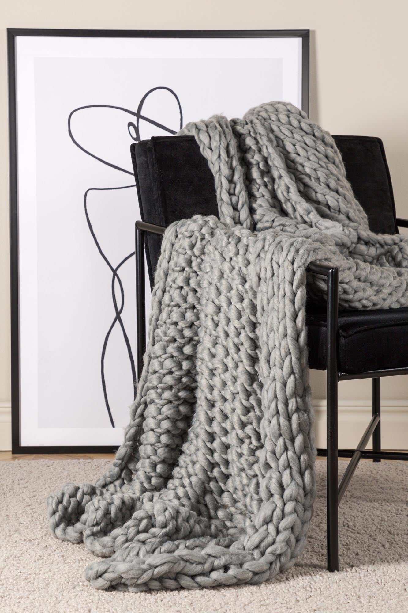 Entdecken Sie die Kate Throw von Venture Home – eine stilvolle Wolldecke in Beige, perfekt für entspannte Momente und gemütliche Abende.