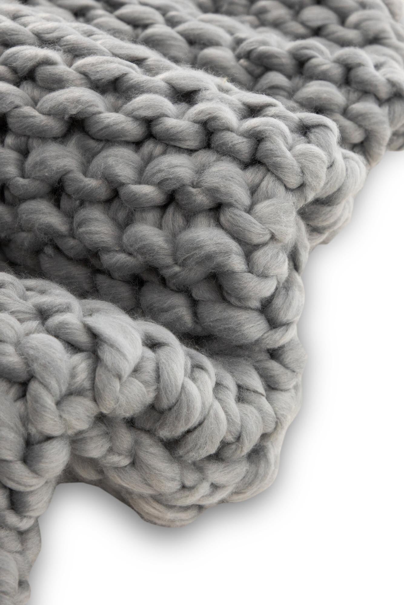 Die Kate Throw von Venture Home ist eine elegante Wolldecke in sanftem Beige, ideal für kuschelige Abende und stilvolle Akzente in Ihrem Zuhause.