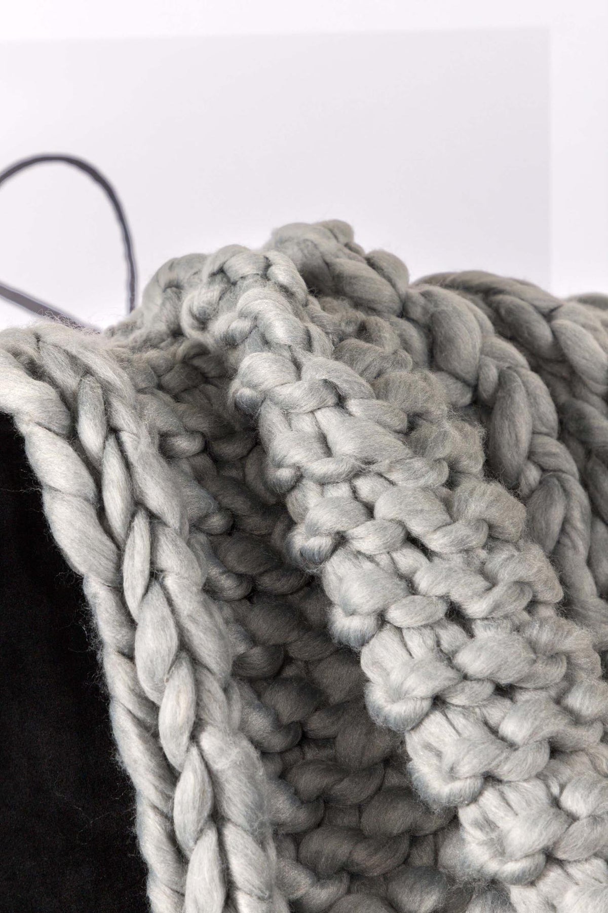 Kate Throw in Hellgrau präsentiert im Onlineshop von KAQTU Design AG. Wolldecke ist von Venture Home
