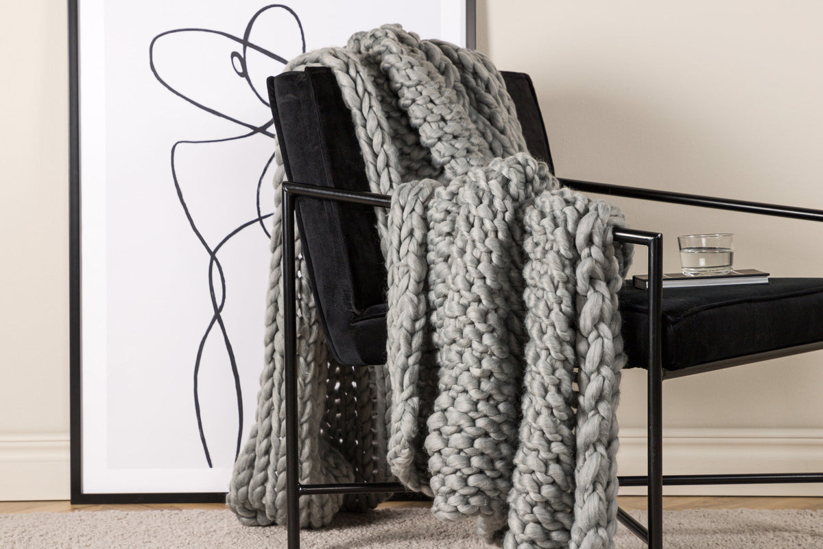 Kate Throw in Hellgrau präsentiert im Onlineshop von KAQTU Design AG. Wolldecke ist von Venture Home