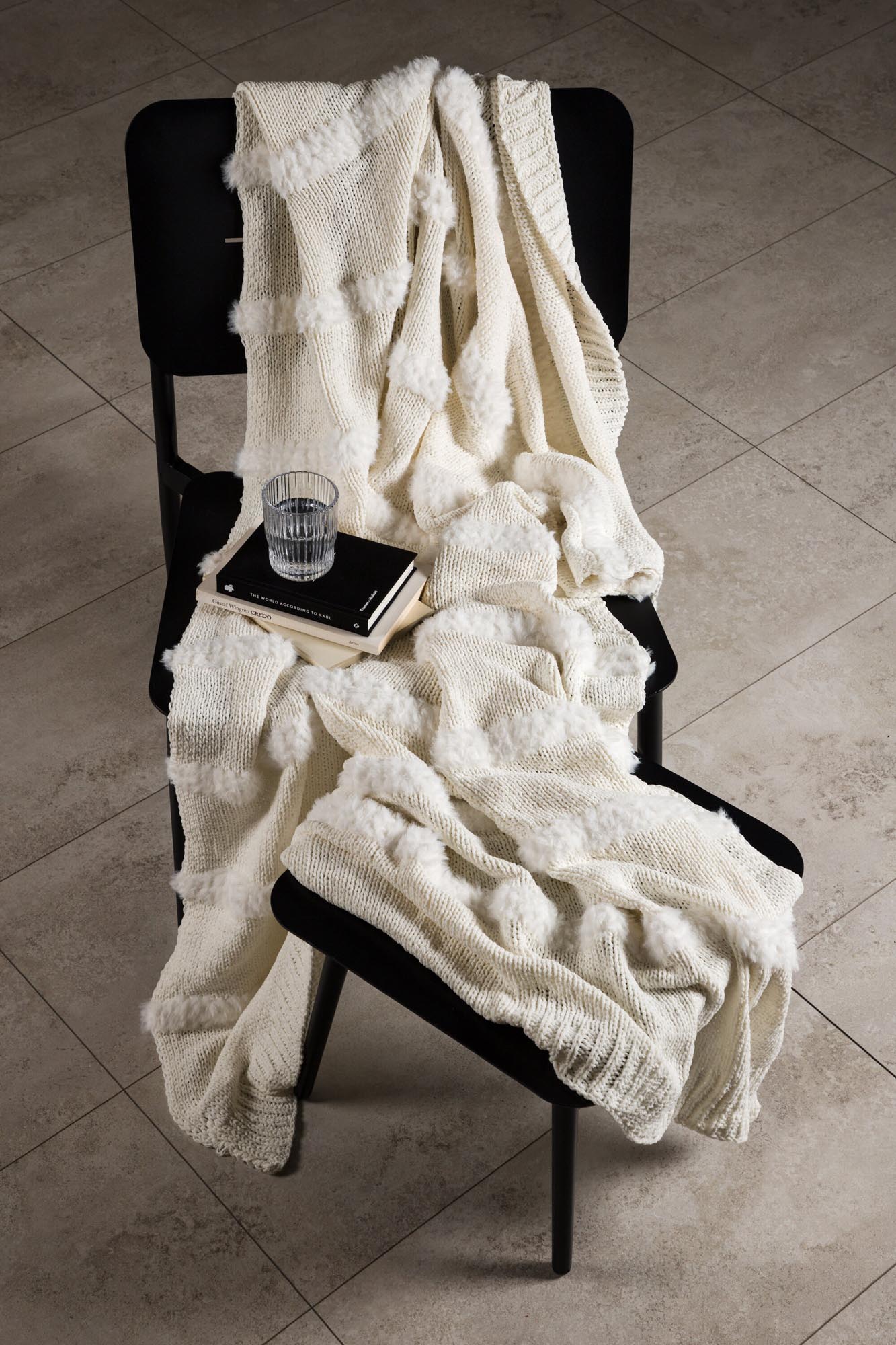 Kathleen Throw: Die ideale Wolldecke für Gemütlichkeit und Stil in Ihrem Zuhause. Perfekt für entspannte Abende und kalte Tage.