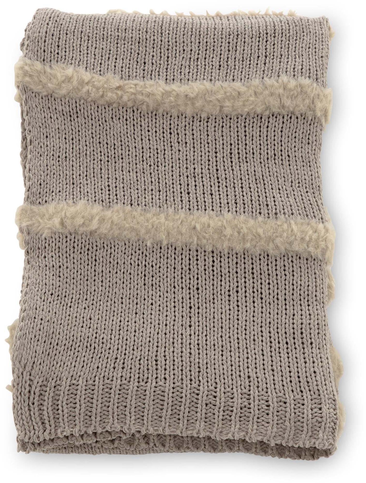 Entdecken Sie die Kathleen Throw von Venture Home – eine luxuriöse Wolldecke, die Komfort und Stil vereint. Ideal für entspannte Abende!
