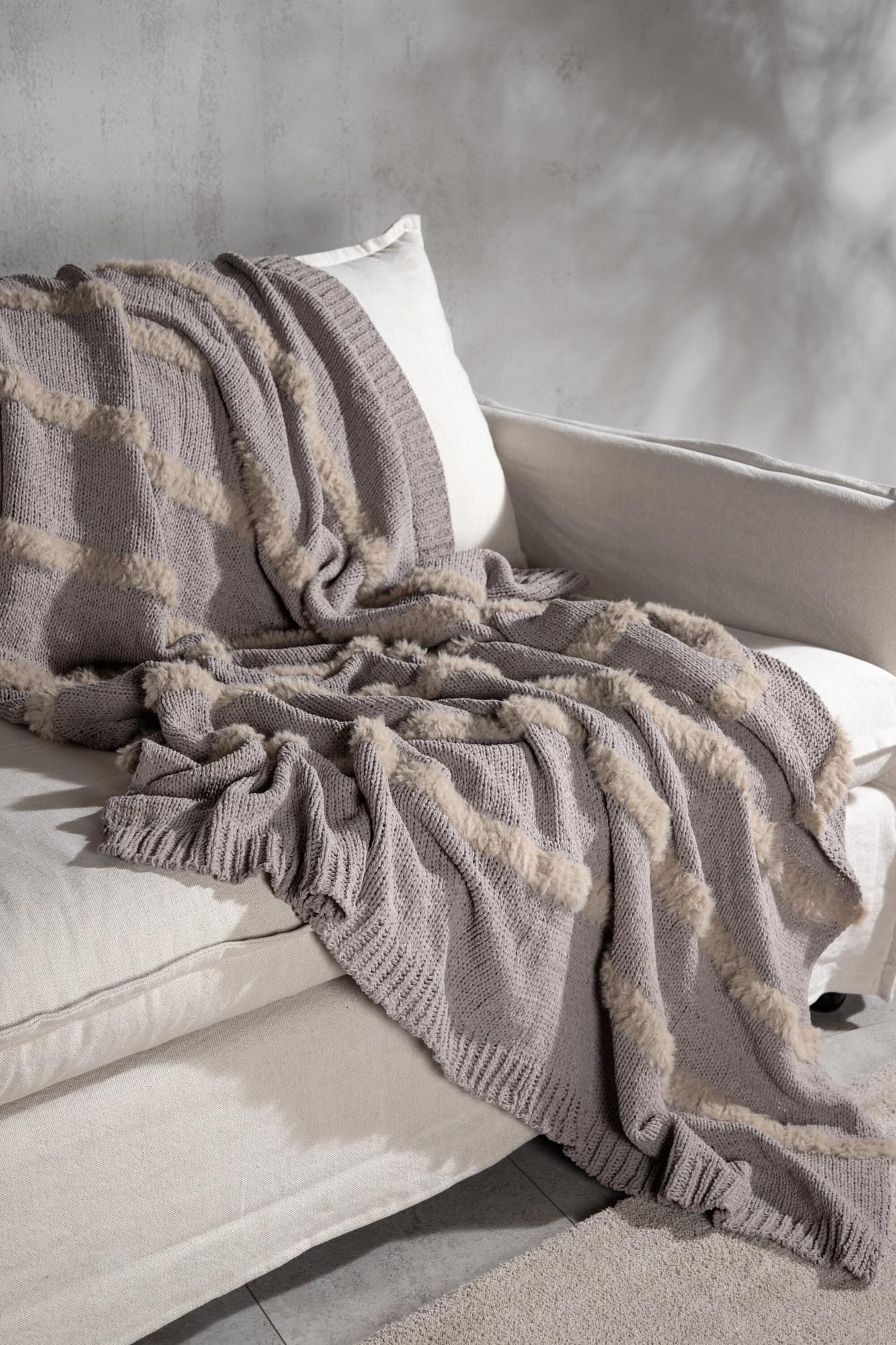 Entdecken Sie die Kathleen Throw von Venture Home – eine luxuriöse Wolldecke, die Komfort und Stil vereint. Ideal für entspannte Abende!