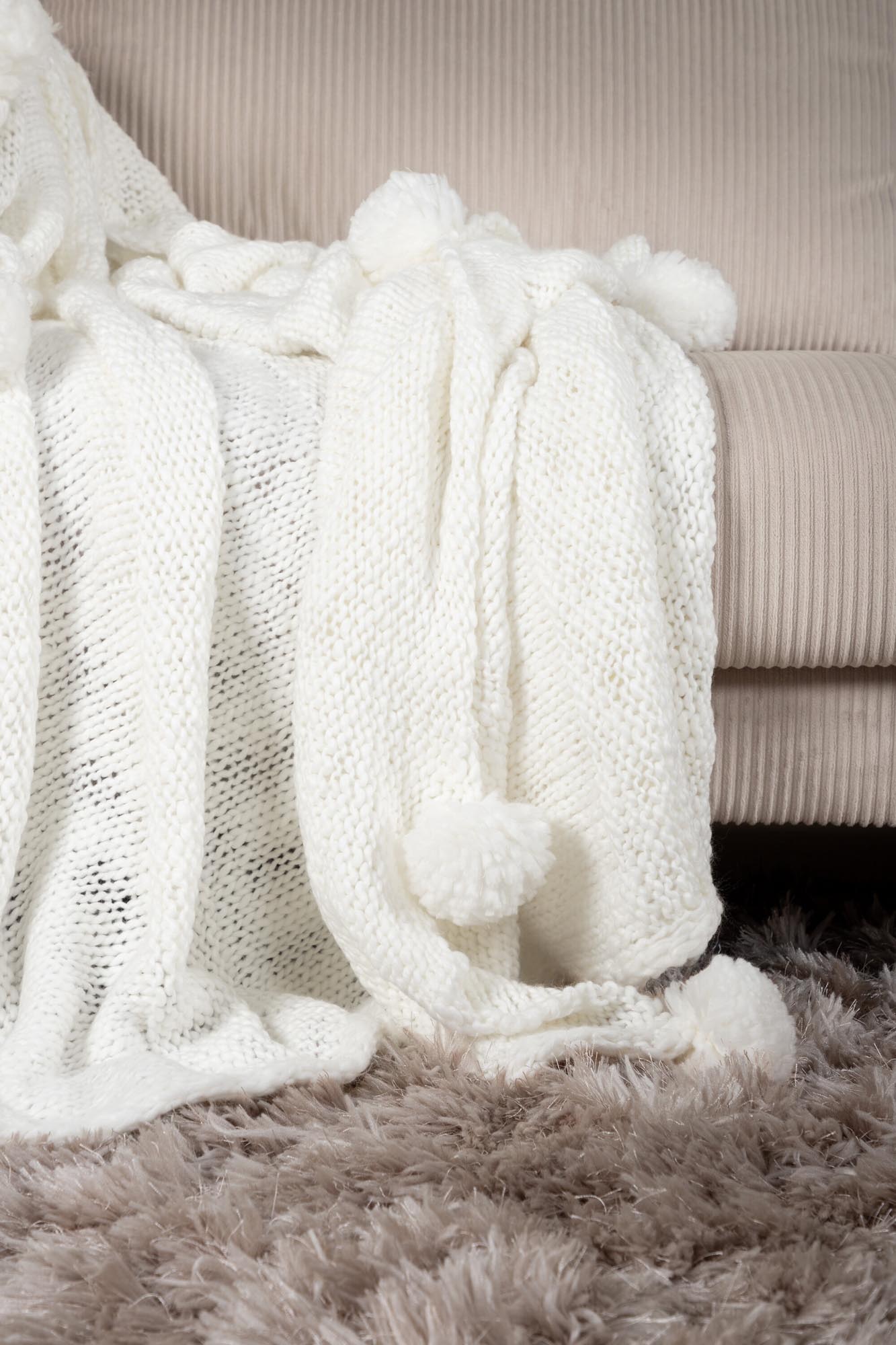 Elegante Anny Throw Decke in Beige für moderne Wohnräume.