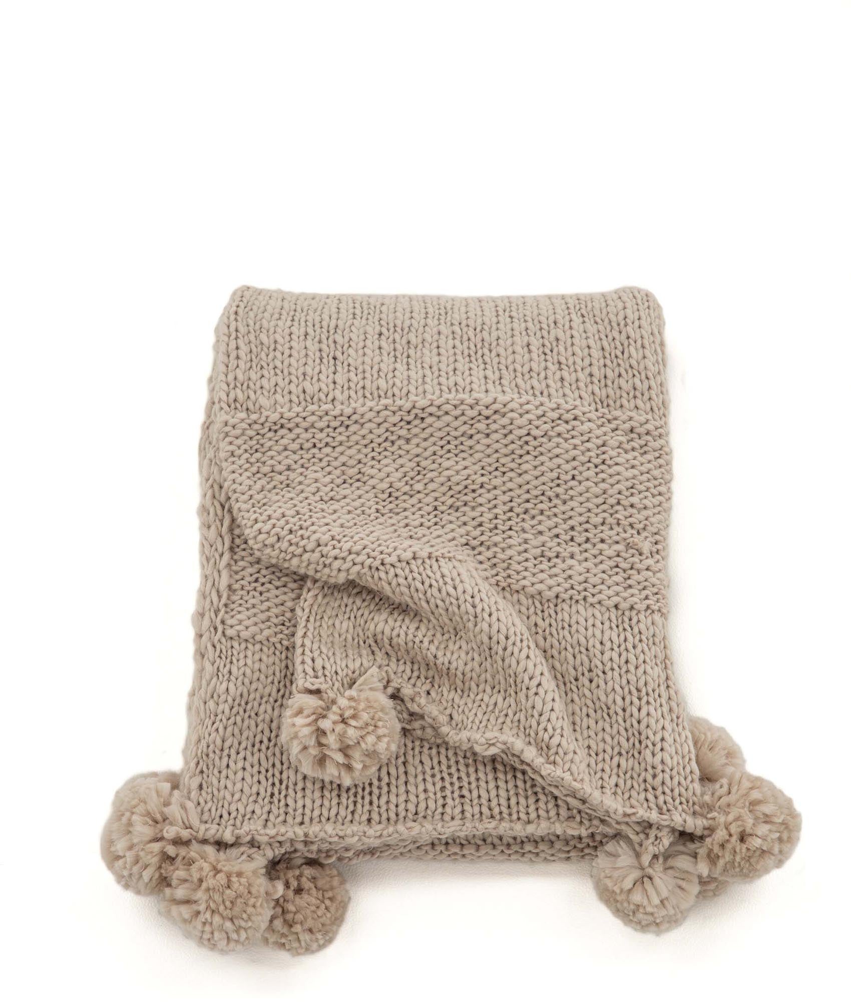 Entdecken Sie die Anny Throw von Venture Home – eine stilvolle, beige Wolldecke, die Wärme und Eleganz in Ihr Zuhause bringt.