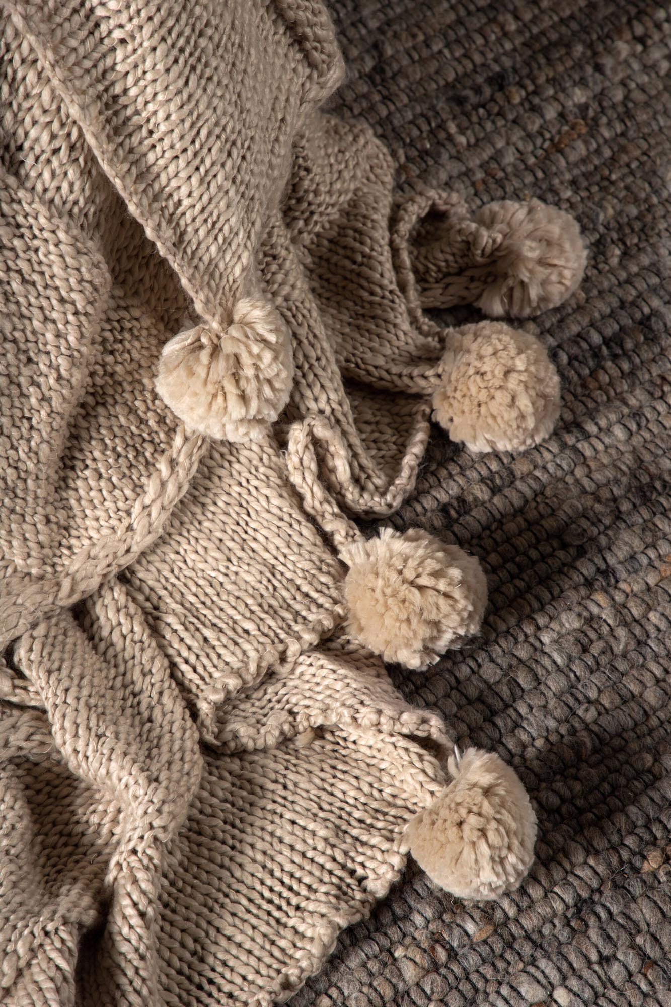 Kuschelige Anny Throw von Venture Home: Hochwertige Wolldecke in Beige, ideal für Gemütlichkeit und elegantes Wohndesign.