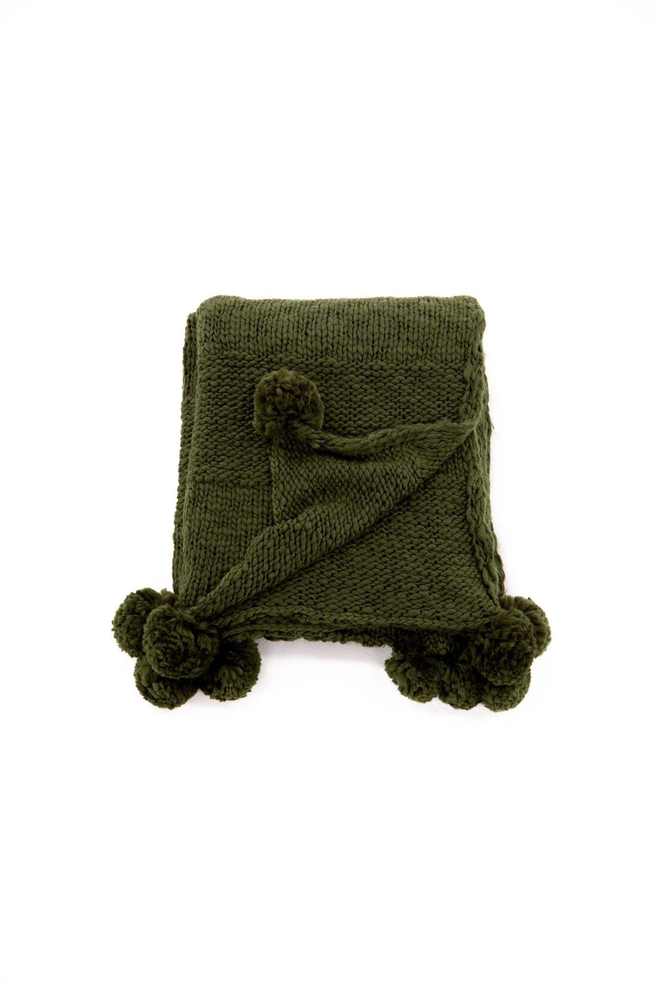 Entdecken Sie die Anny Throw von Venture Home: Eine elegante, beige Wolldecke mit verspielten Quasten, perfekt für gemütliche Abende und stilvolle Akzente.