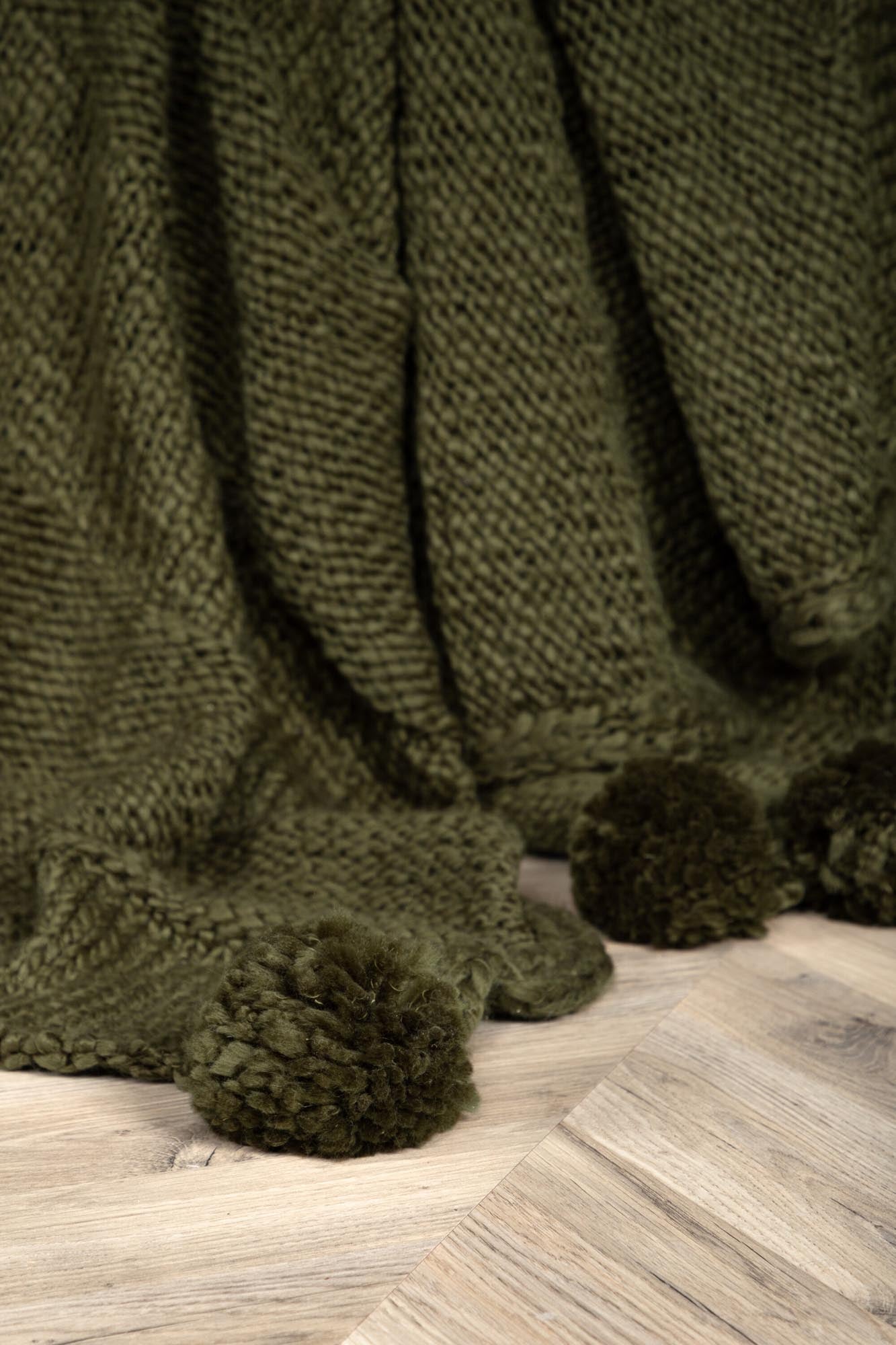 Stilvolle Anny Throw von Venture Home: Beige Wolldecke mit Quasten, ideal zum Einkuscheln und als elegantes Wohnaccessoire.