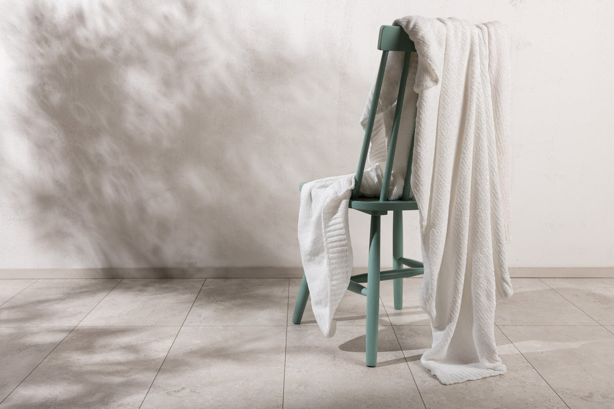 Ally Throw in Weiss präsentiert im Onlineshop von KAQTU Design AG. Wolldecke ist von Venture Home