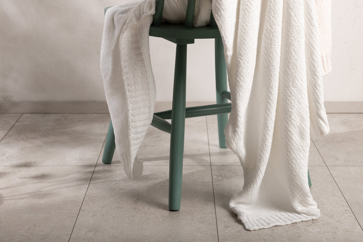 Ally Throw in Weiss präsentiert im Onlineshop von KAQTU Design AG. Wolldecke ist von Venture Home