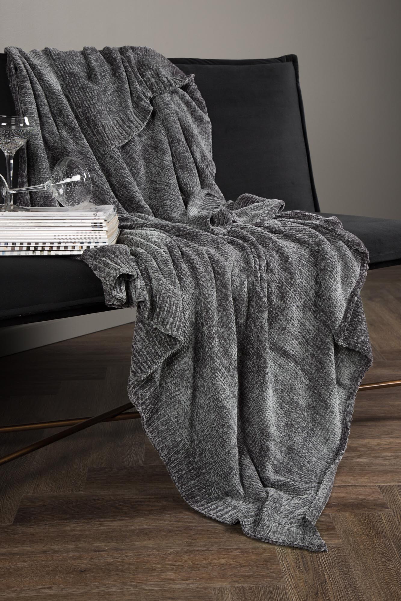 Stilvolle Ally Throw von Venture Home: Dunkelgraue Wolldecke aus Chenille und Polyester, ideal für Eleganz und Gemütlichkeit in jedem Raum.