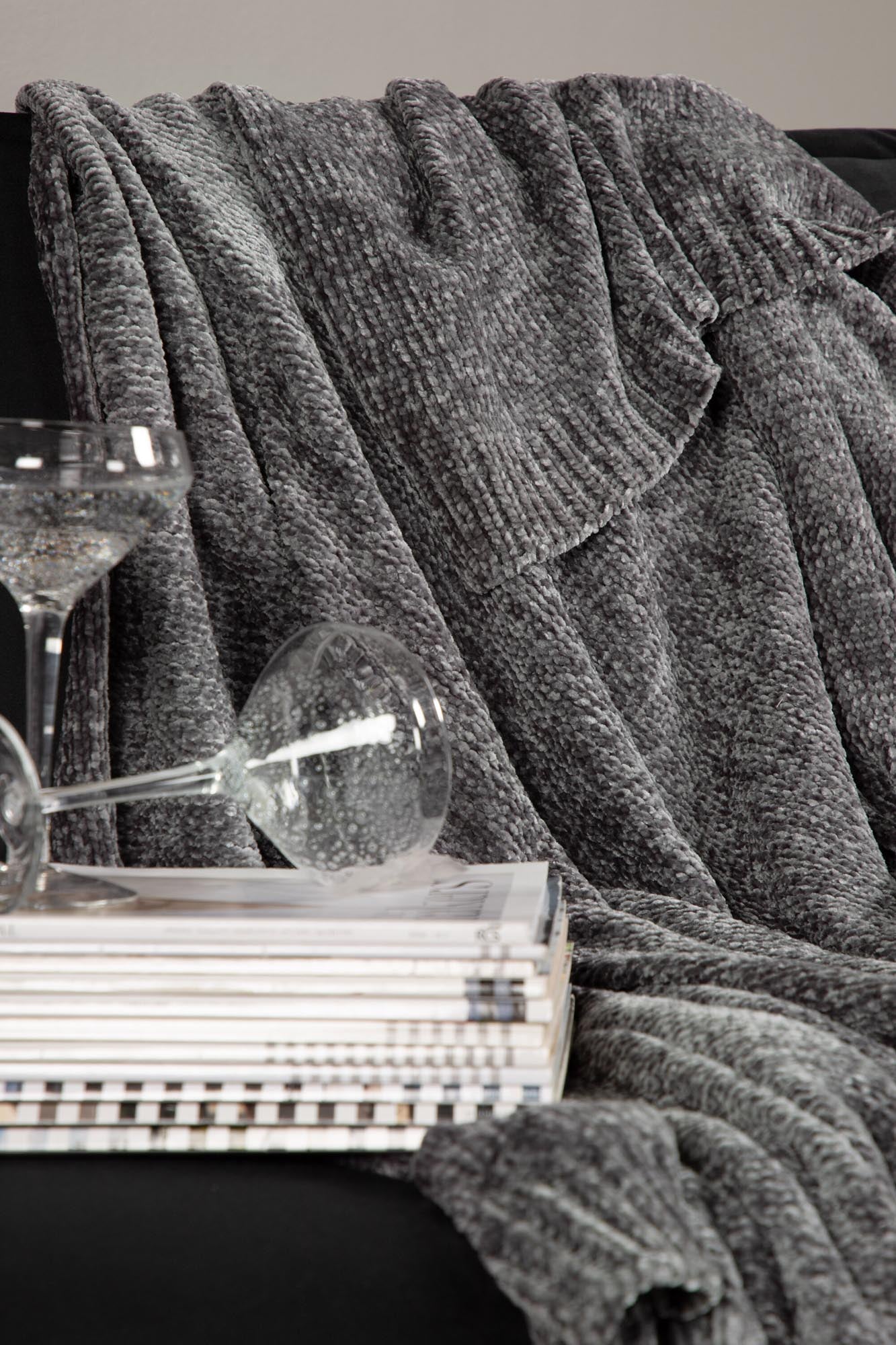 Elegante, dunkelgraue Wolldecke aus Chenille und Polyester, 130x170 cm, maschinenwaschbar, ideal für Sofa oder Bett.