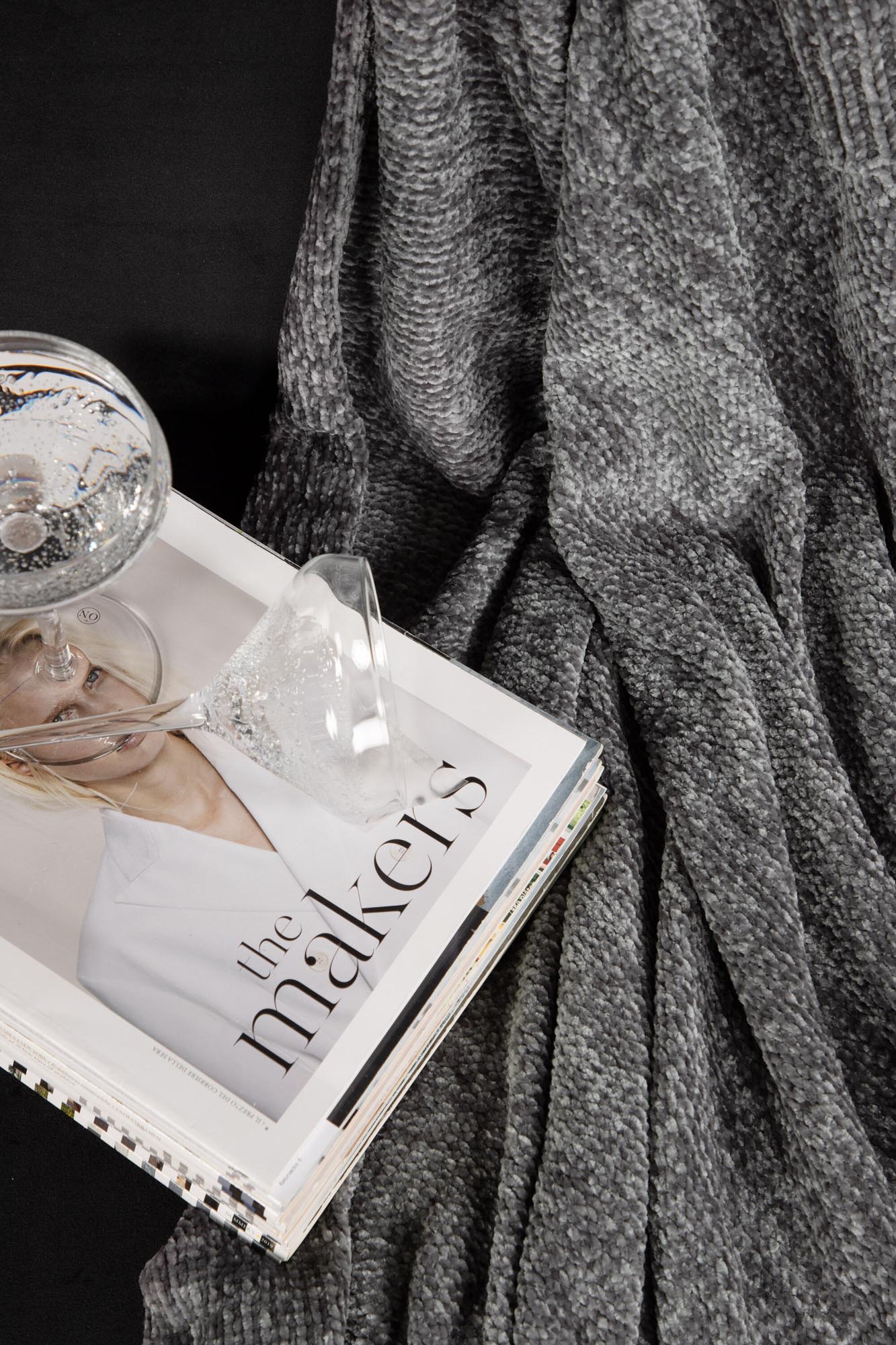 Stilvolle, vielseitige Wolldecke in elegantem Dunkelgrau, 130x170 cm, pflegeleicht und perfekt für gemütliche Abende oder als Dekoration.