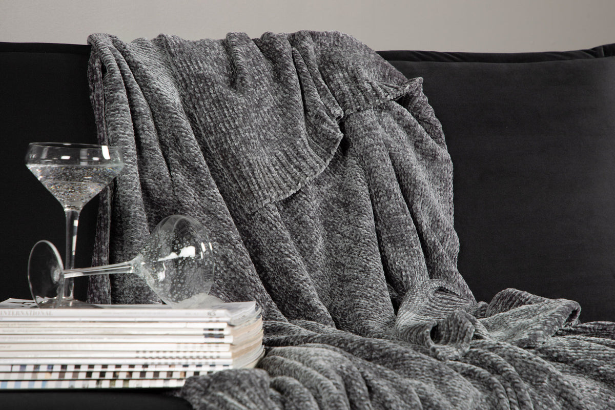 Ally Throw in Dunkelgrau präsentiert im Onlineshop von KAQTU Design AG. Wolldecke ist von Venture Home