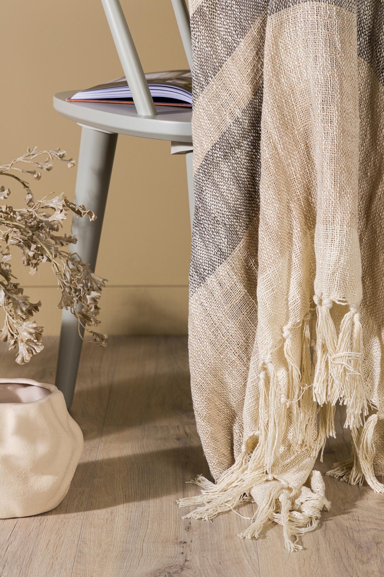 Sandy Throw: Elegante Kuscheldecke für stilvolle Wohnräume.