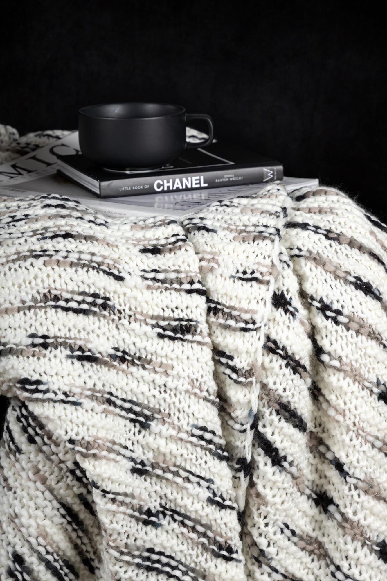 Unny Throw: Stilvolle Gemütlichkeit für moderne Wohnräume.