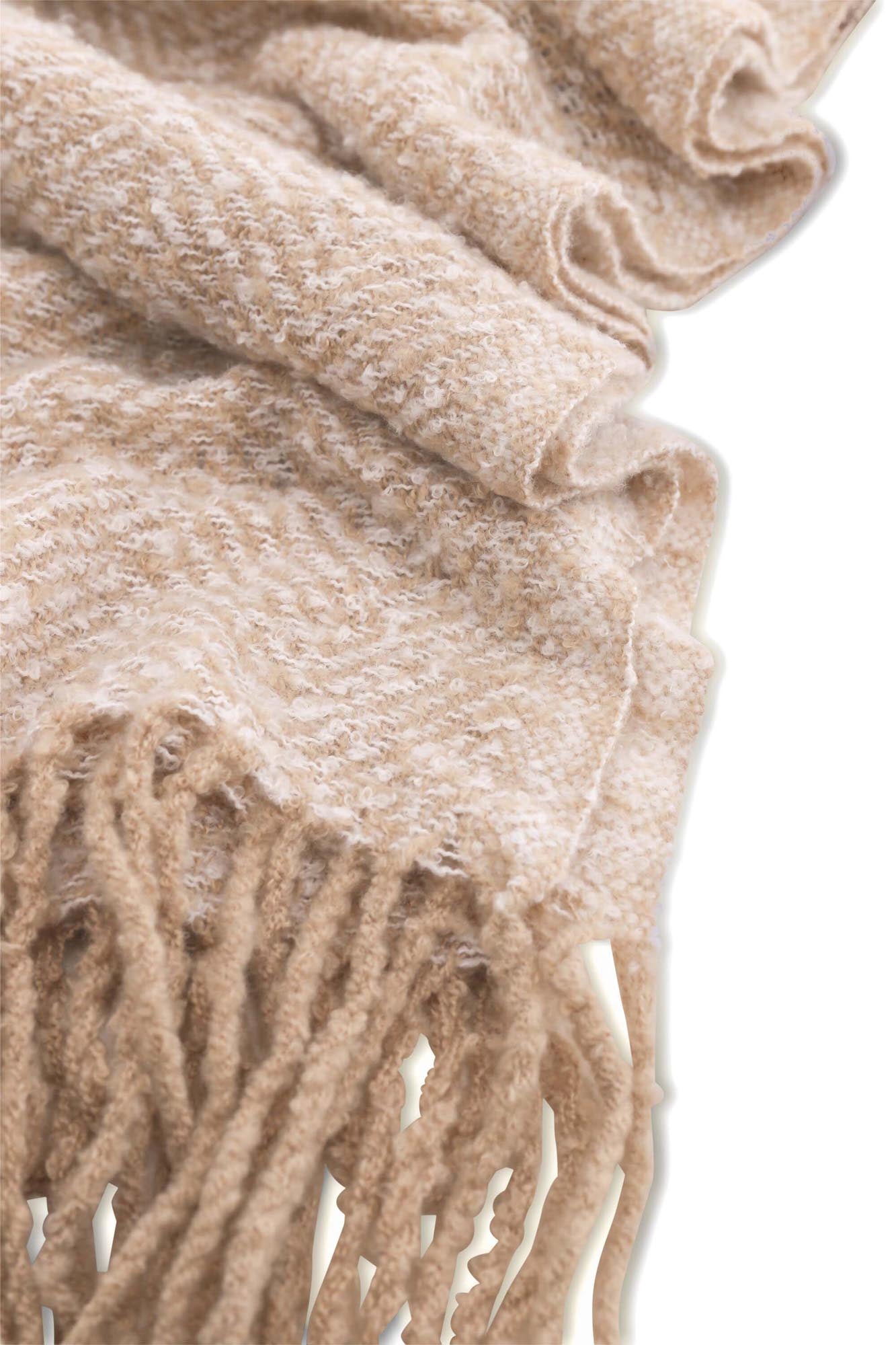 Elegante Toby Throw Decke von Venture Home für behagliche Momente.