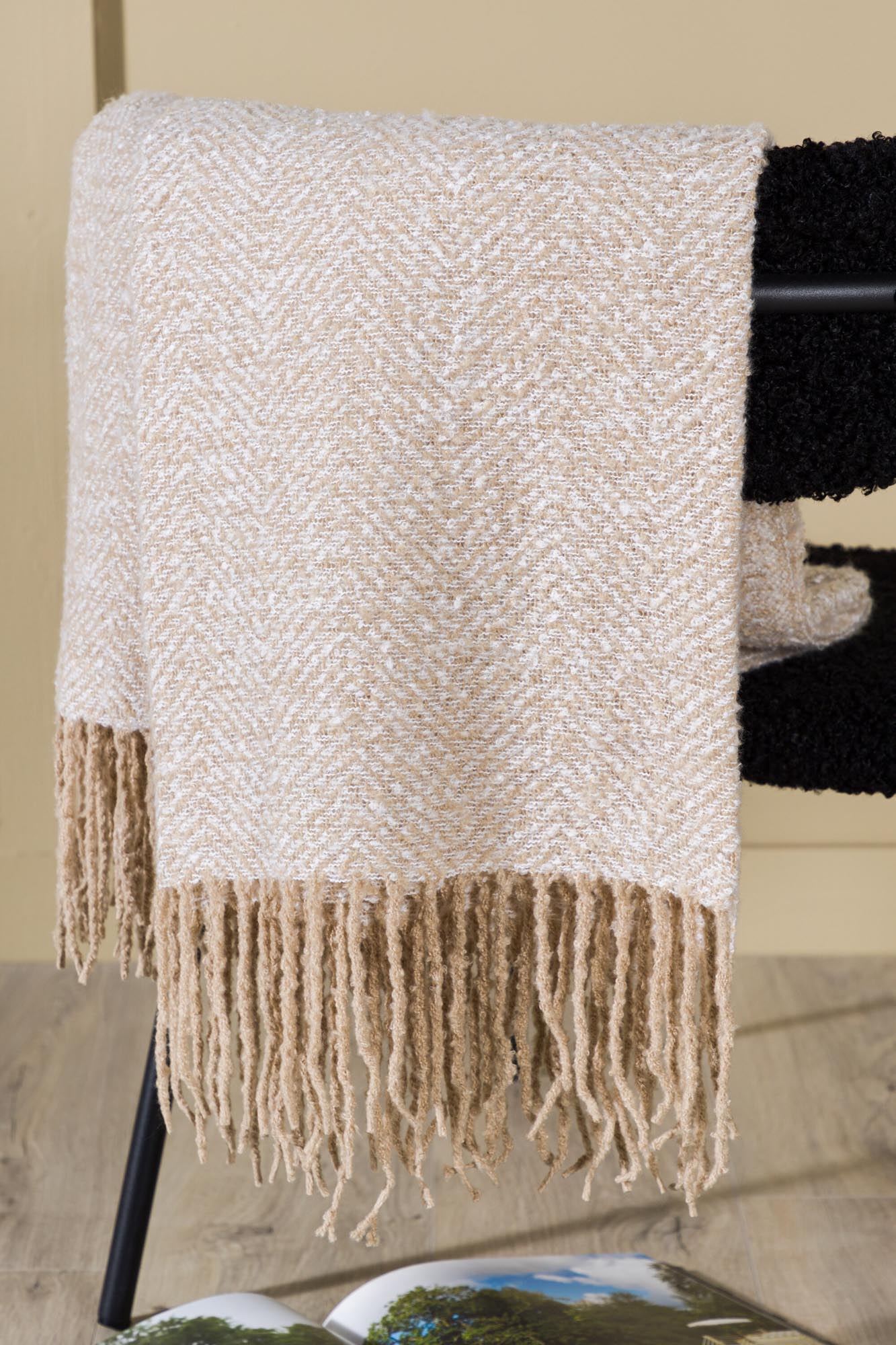 Luxuriöse Toby Throw Decke von Venture Home für stilvolle Entspannung.