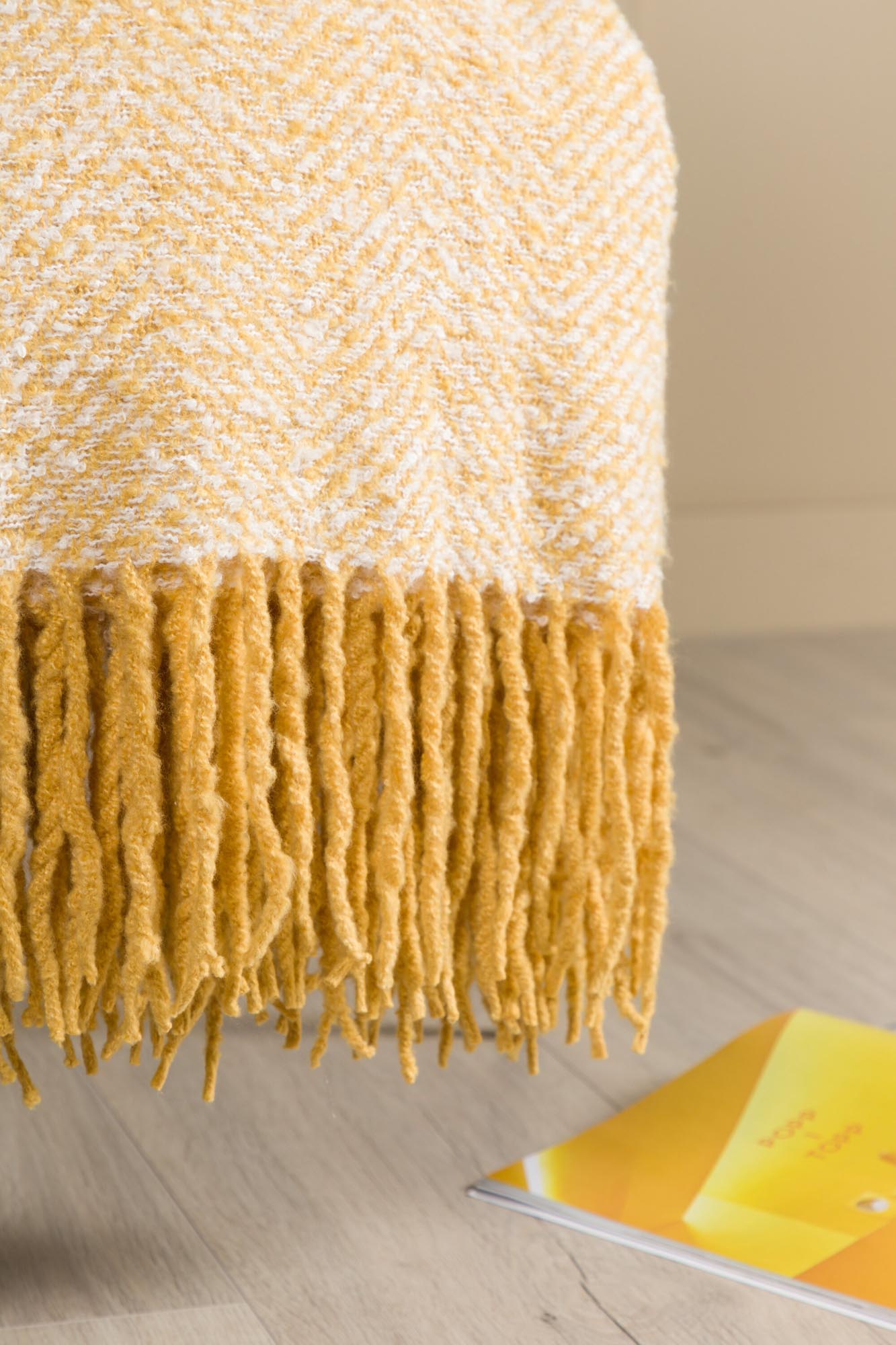 Toby Throw: Stilvolle Decke von Venture Home für gemütliche Stunden.