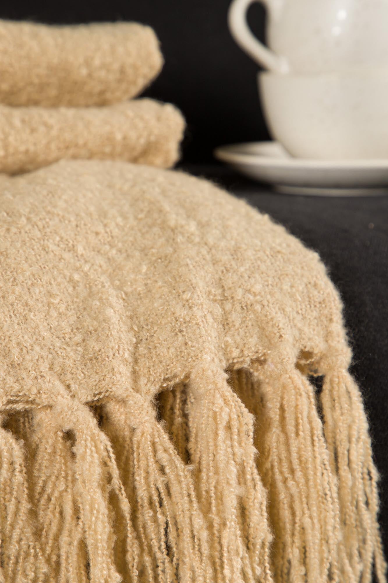 Stanly Throw in Sand präsentiert im Onlineshop von KAQTU Design AG. Wolldecke ist von Venture Home