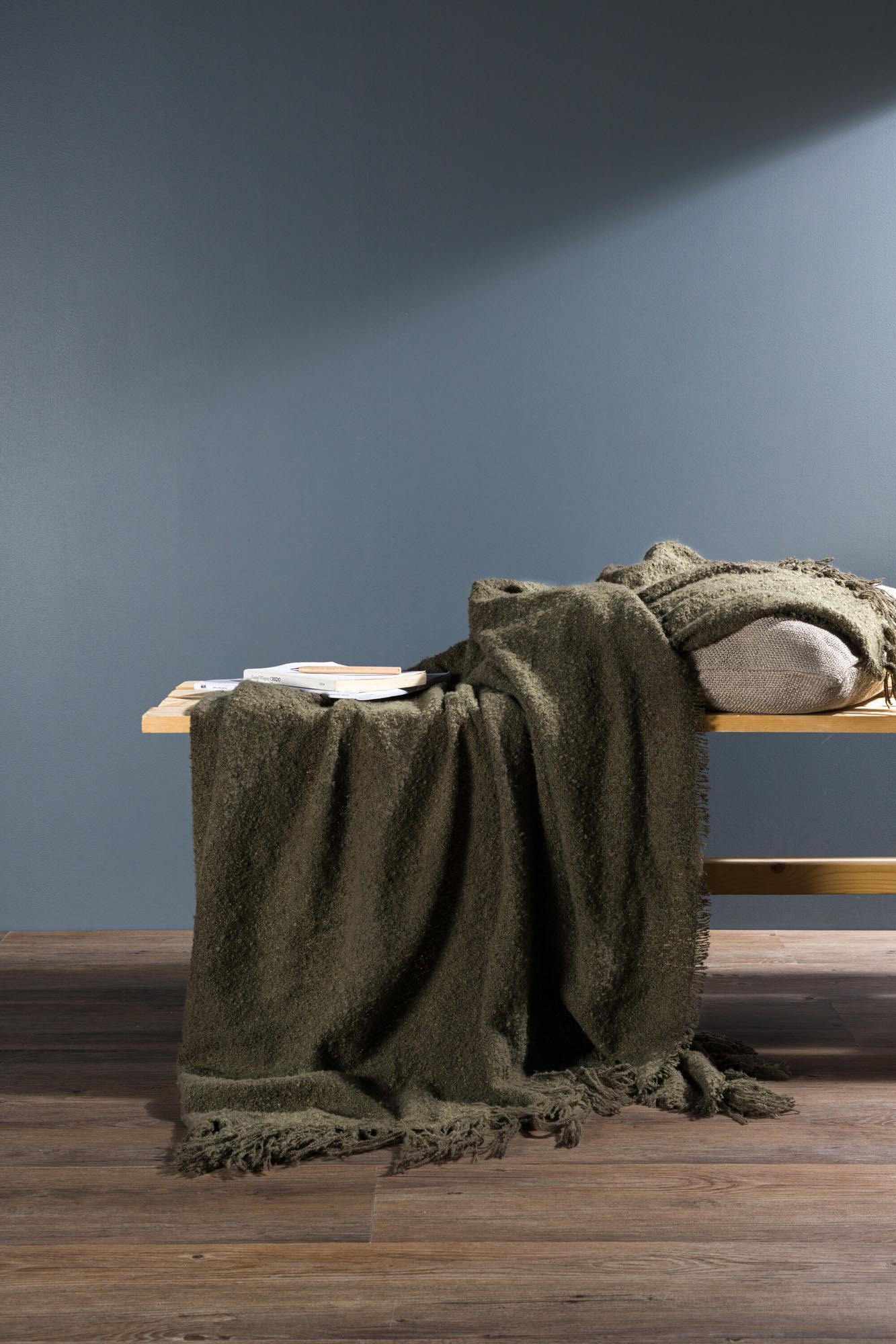 Stanly Throw in Moosgrün präsentiert im Onlineshop von KAQTU Design AG. Wolldecke ist von Venture Home