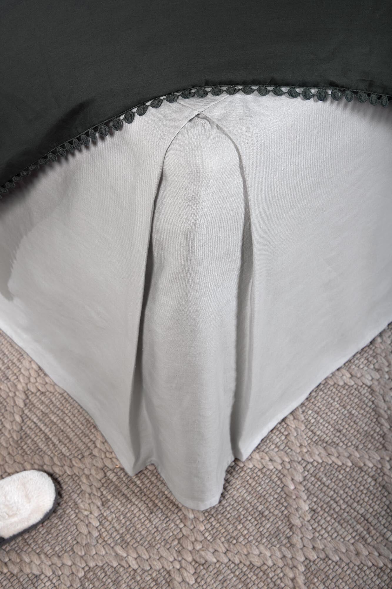 Eleganter Kimmy Bettrock von Venture Home in klassischem Beige.